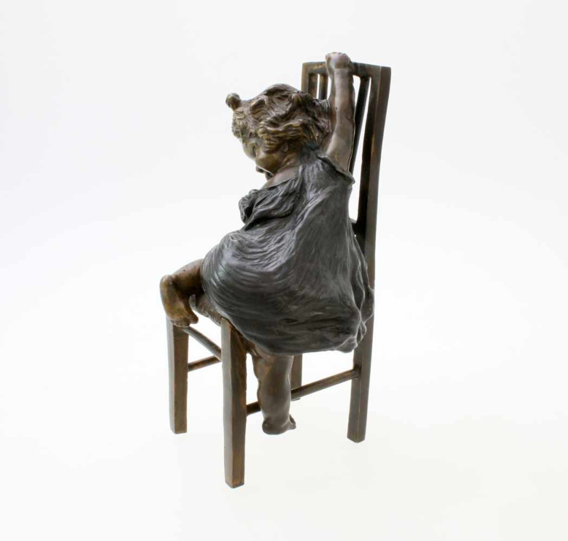 Bronzeskulptur "Kleines Mädchen erklimmt Stuhl" von Juan Clara Ayats (1875 - 1958) Die Skulptur - Bild 2 aus 5