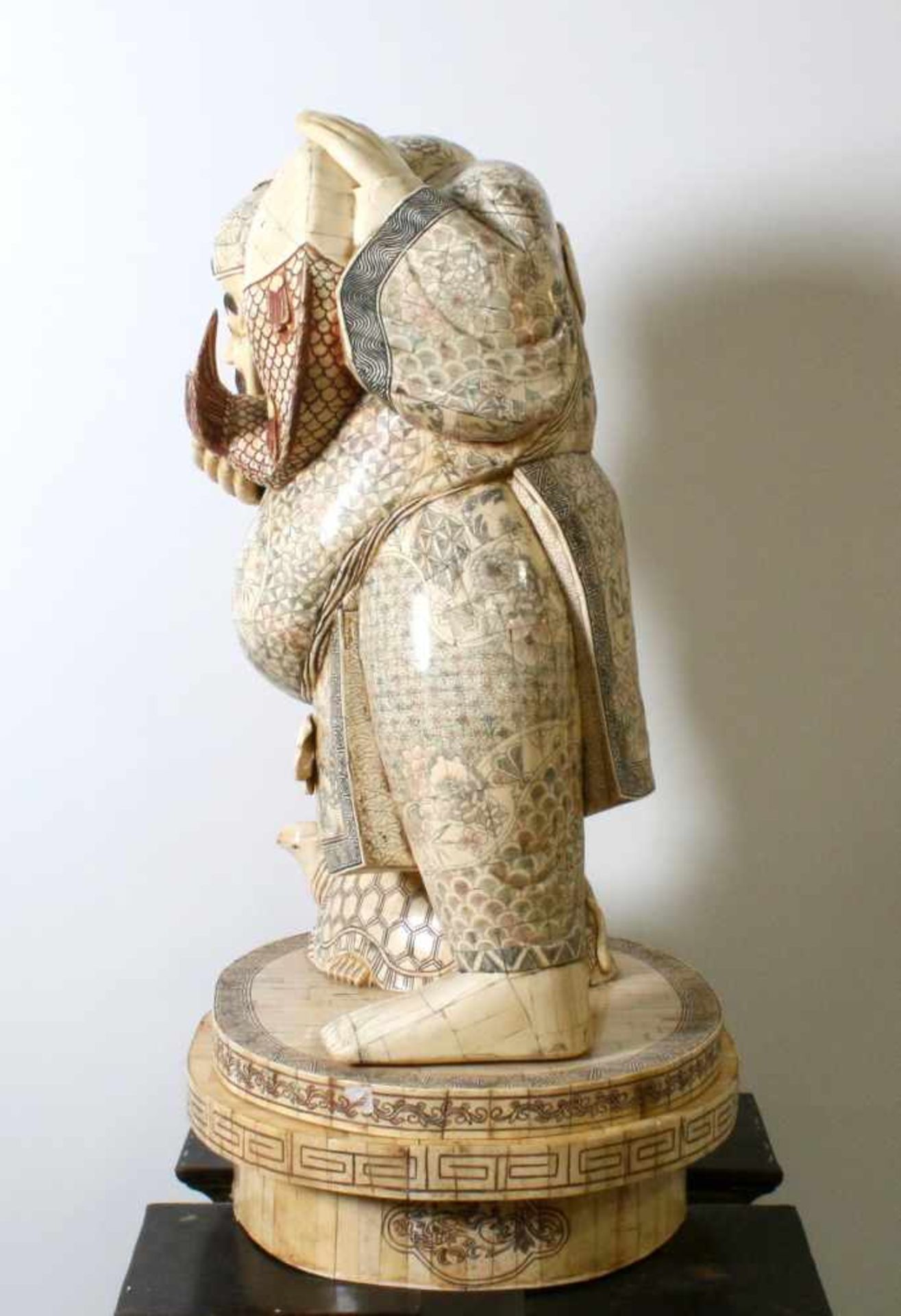 Große Skulptur - Jurojin - chinesischer, guter Geist Jurojin ist ein freundlicher Greis, der vor 800 - Image 4 of 6