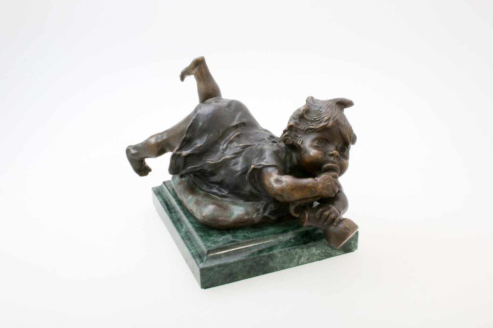 Bronzeskulptur "Kleinkind auf Kissen mit Saugflasche" von Juan Clara Ayats (1875 - 1958) Die