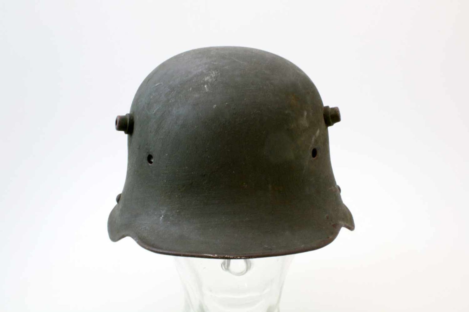 1. Weltkrieg - Stahlhelm M16 Die Helmkalotte mit mattem, feldgrauem Anstrich und nicht zugehöriger - Bild 4 aus 6