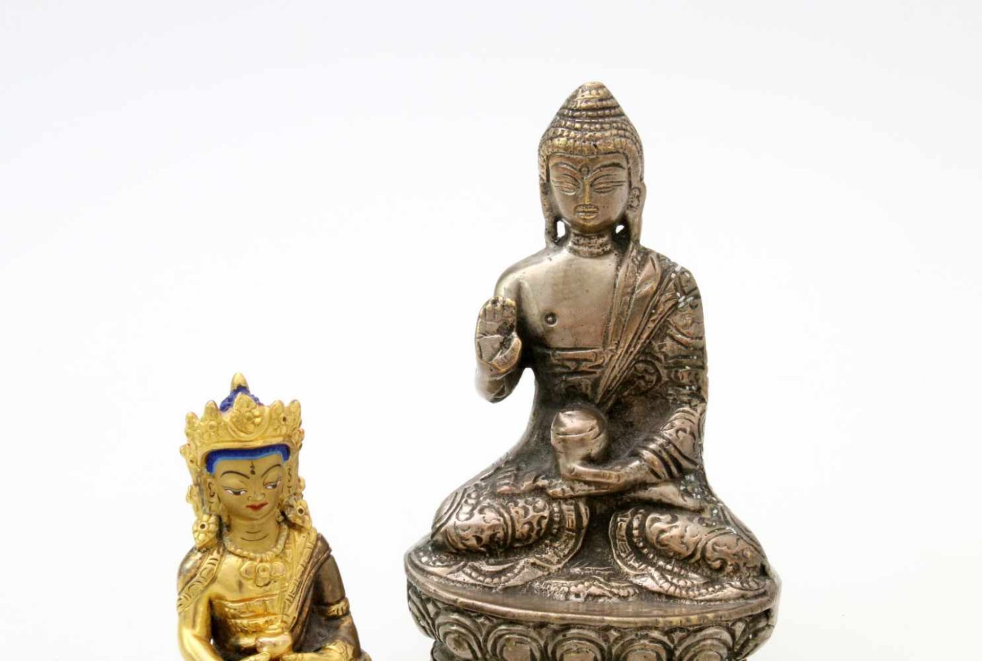 2 Buddhas - versilbert und vergoldet Eine Figur versilbert, Hand zur Segnung erhoben, die andere - Bild 3 aus 4