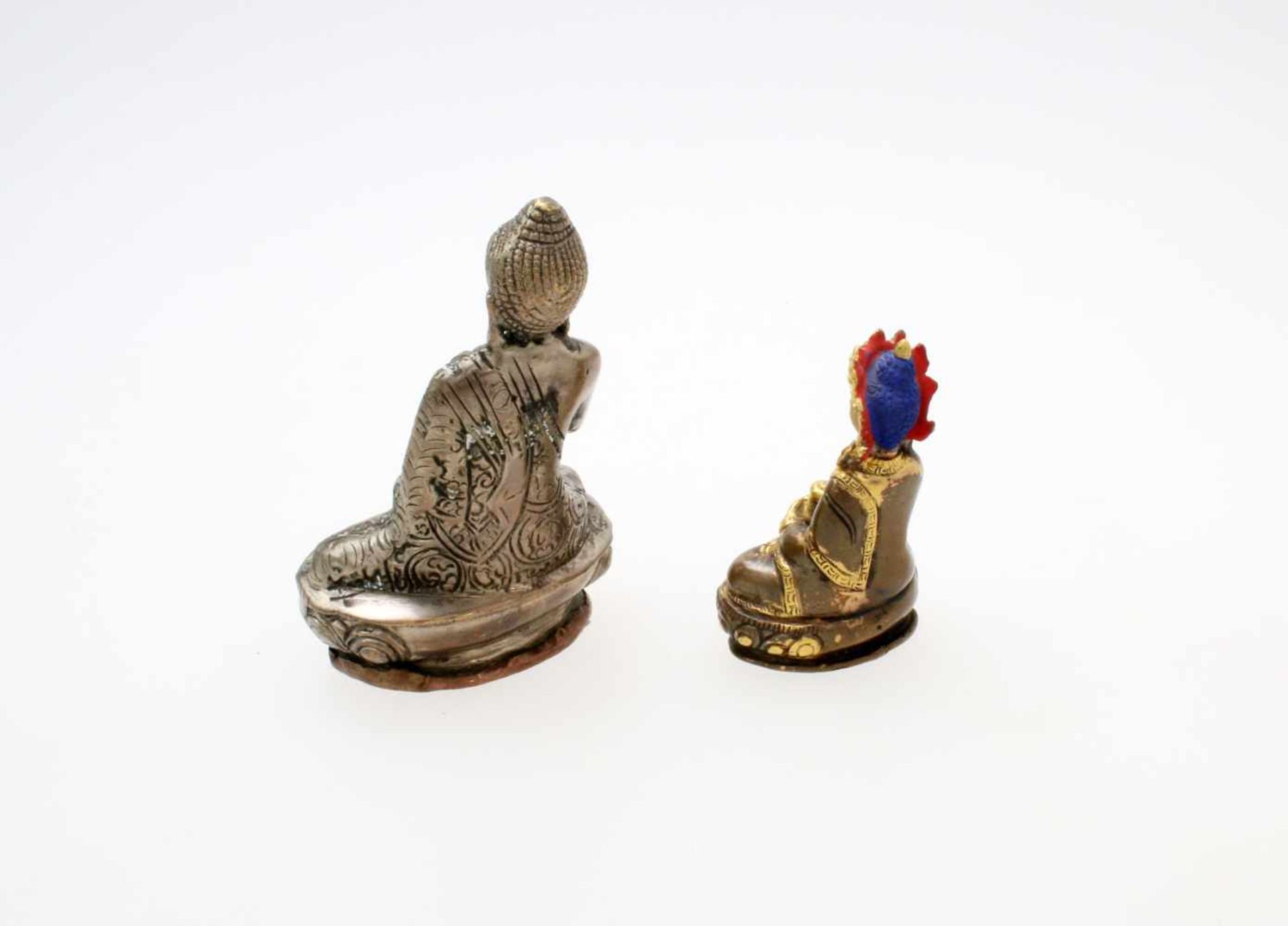 2 Buddhas - versilbert und vergoldet Eine Figur versilbert, Hand zur Segnung erhoben, die andere - Bild 2 aus 4