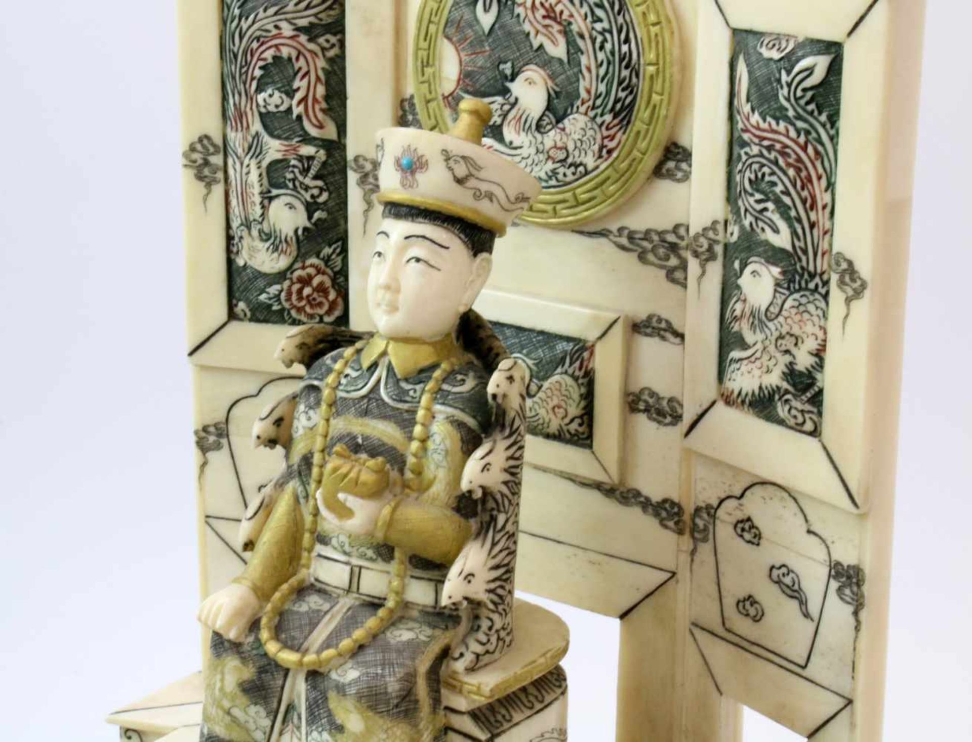 2 Skulpturen "Chinesisches Kaiserpaar" 1.) Die gesamte Skulptur "Chinesischer Kaiser" aus - Bild 16 aus 17