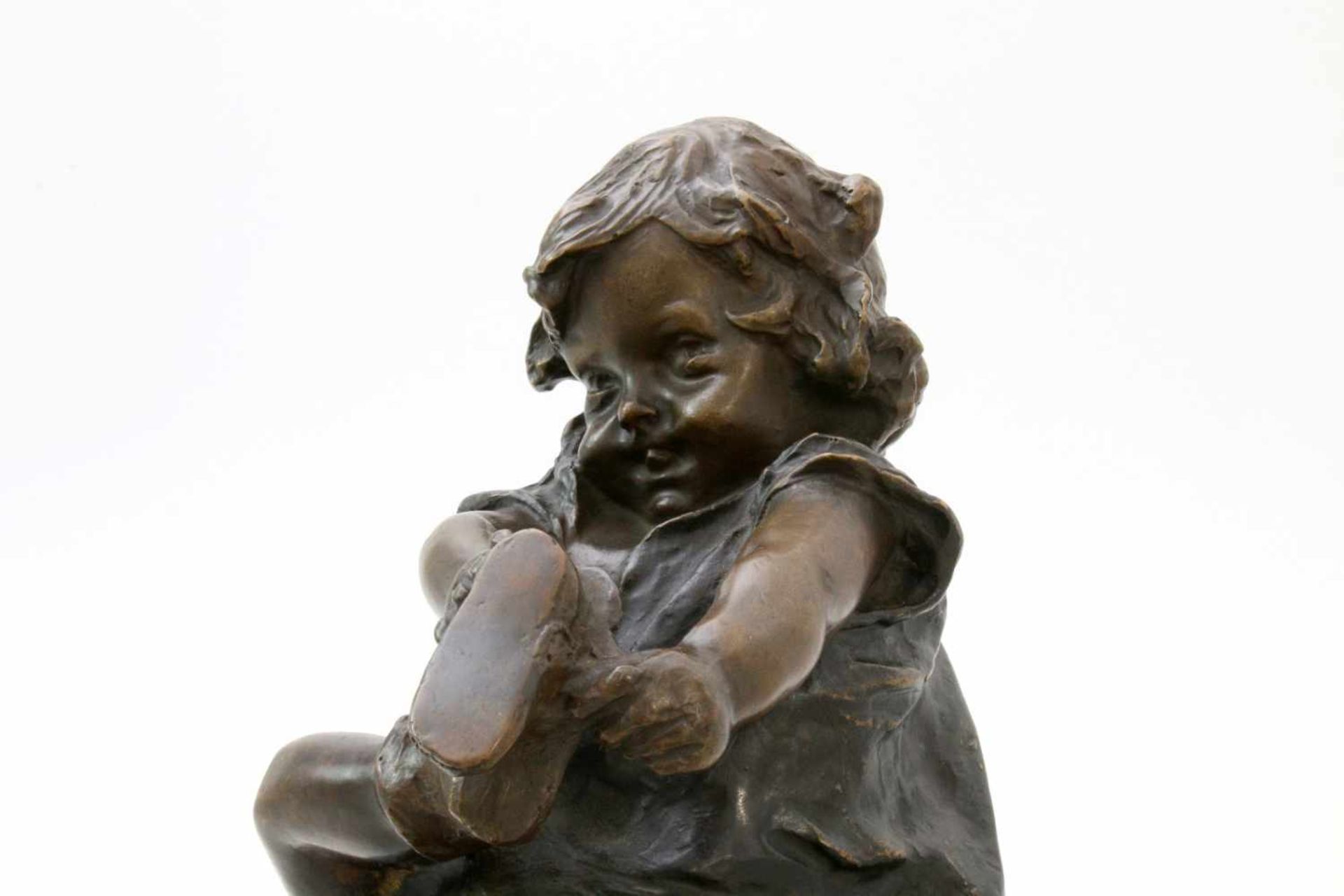 Bronzeskulptur "Kleines Mädchen beim Schuh anziehen" von Juan Clara Ayats (1875 - 1958) Die Skulptur - Bild 4 aus 5
