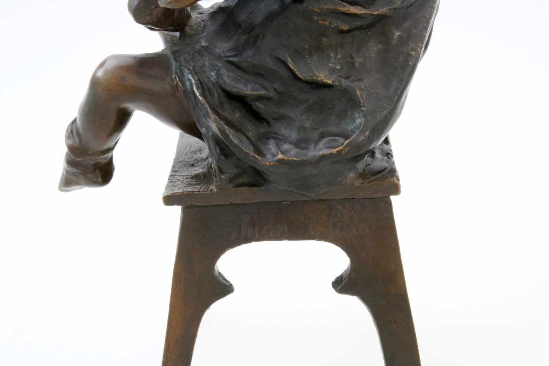 Bronzeskulptur "Kleines Mädchen beim Schuh anziehen" von Juan Clara Ayats (1875 - 1958) Die Skulptur - Bild 5 aus 5