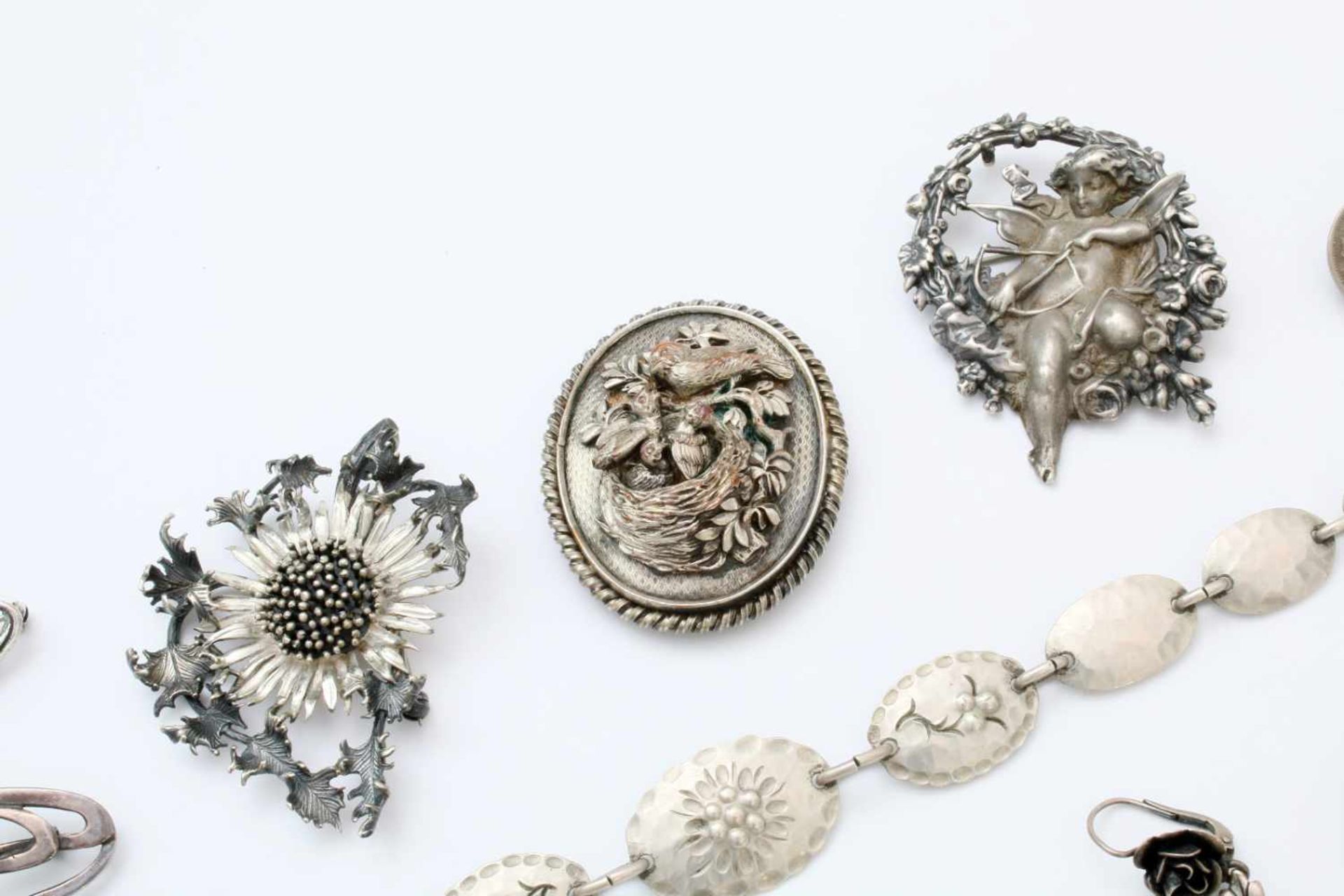 Sammlung Silberschmuck - 20 Teile 7 Broschen, 5 Paar Ohrringe, 1 Ring, 1 Armkette, 1 Anhänger, tw. - Bild 4 aus 4