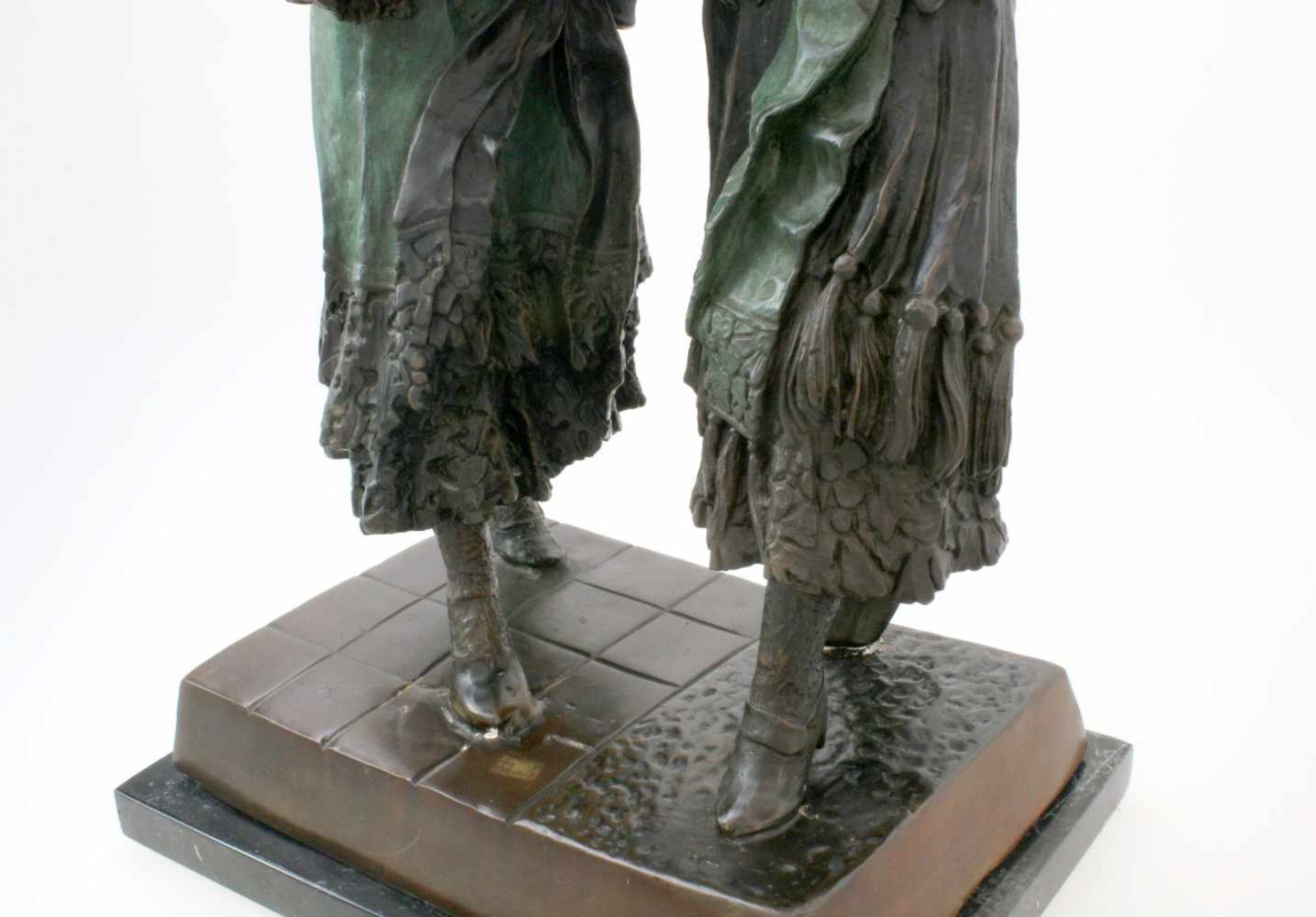 Bronzeskulptur " Zwei Señoritas im Dialog" Die Skulptur aus Bronze gegossen, patiniert. Allegorische - Bild 5 aus 5