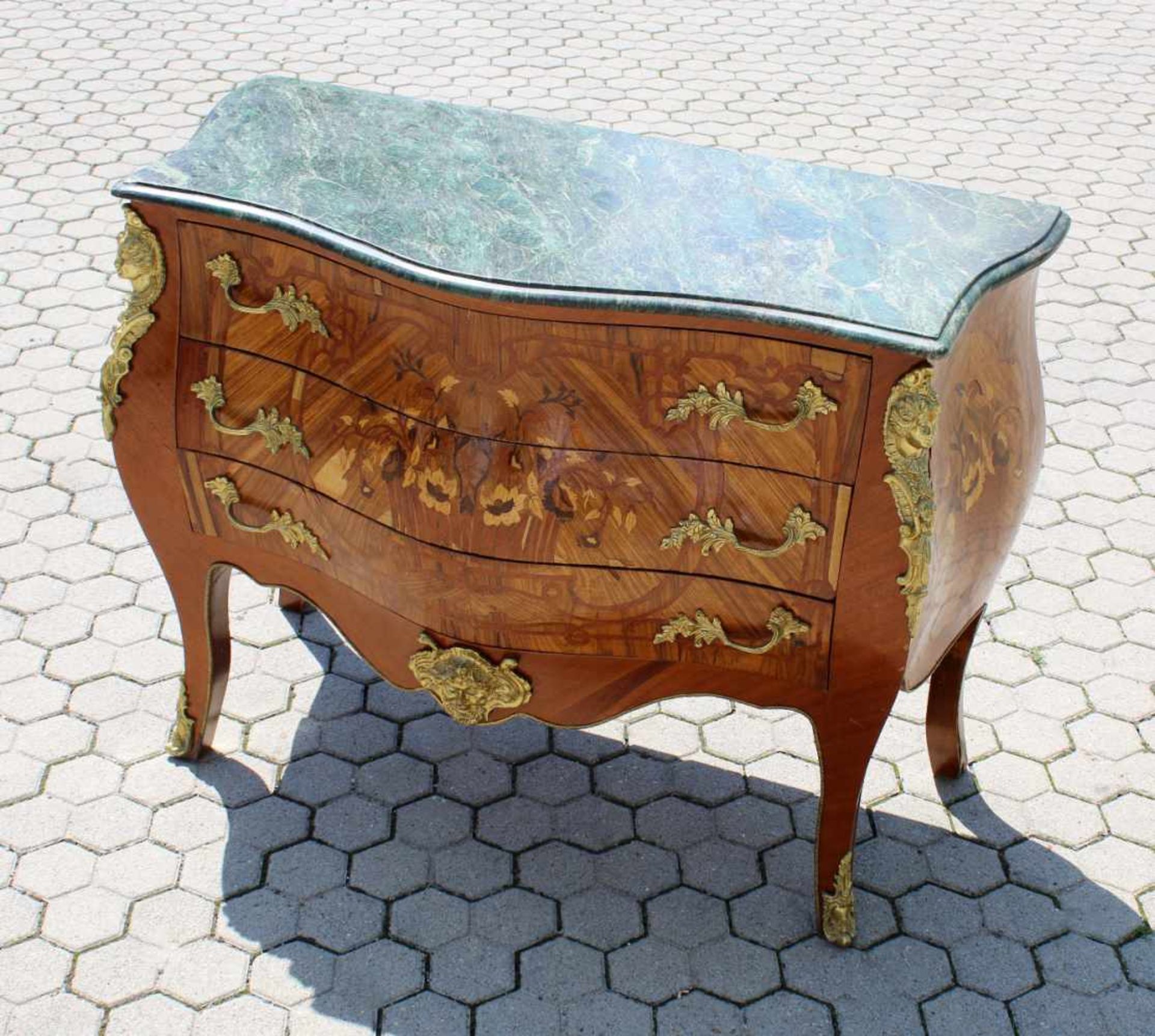 Barock Kommode Korpus Nussbaum, Nussbaum furniert. Im Stil der Zeit um 1750 gearbeitet. 3