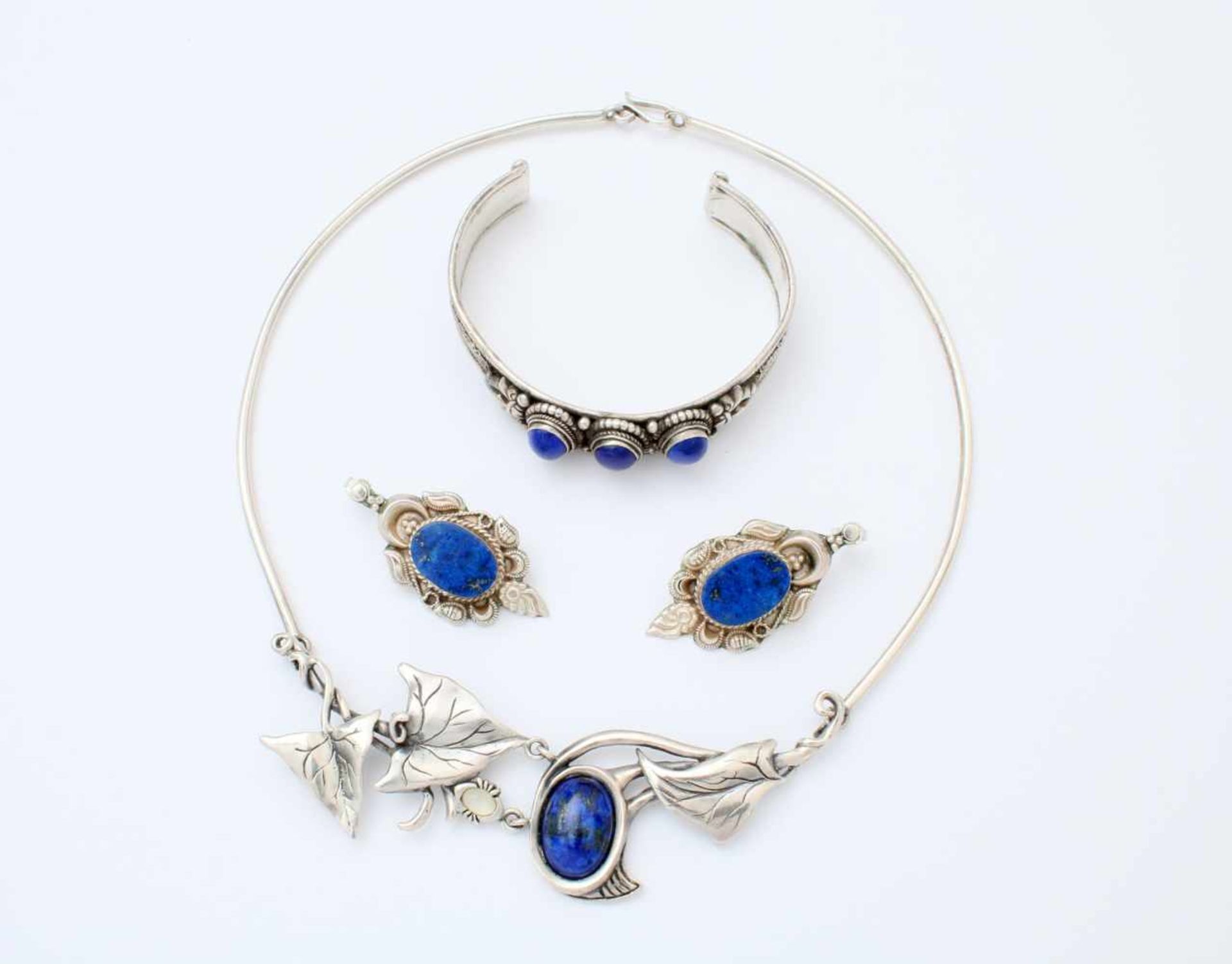 Silberschmuckset mit Lapislazuli - 3-teilig Spangenarmreif besetzt mit 3 Cabouchons, Collier: mittig