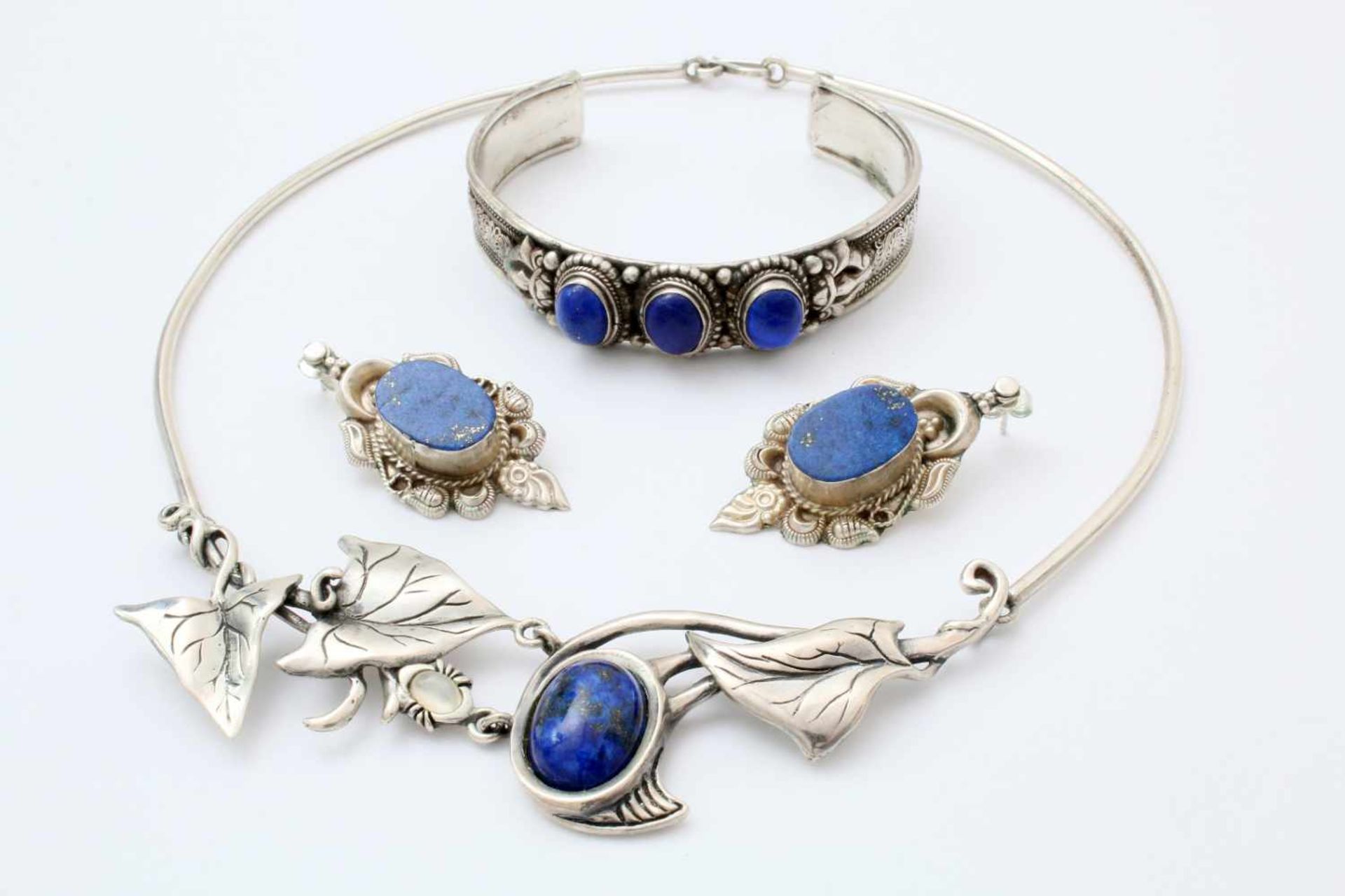 Silberschmuckset mit Lapislazuli - 3-teilig Spangenarmreif besetzt mit 3 Cabouchons, Collier: mittig - Bild 2 aus 3