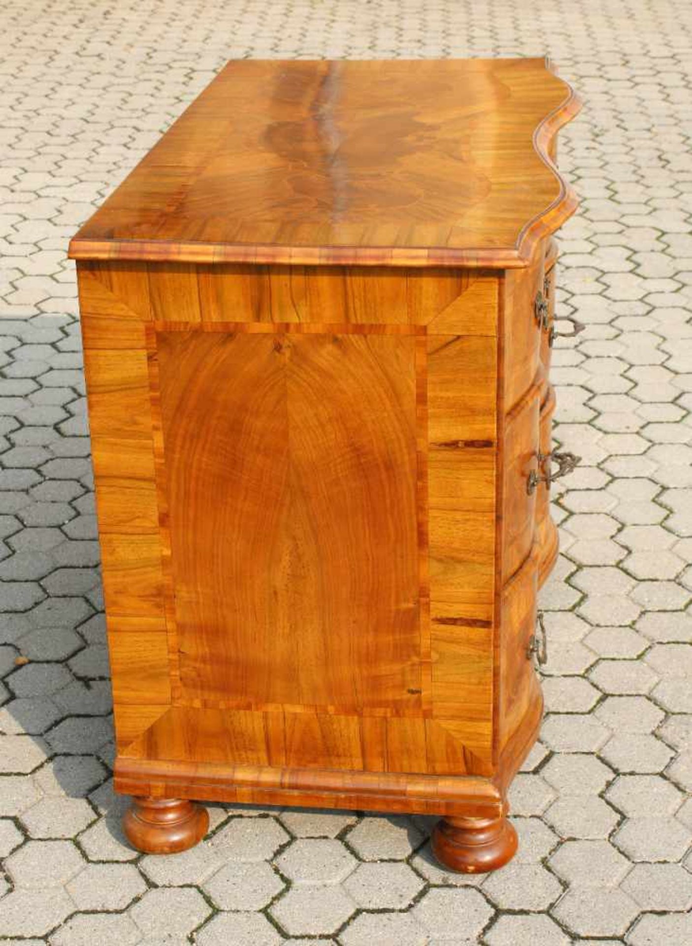 Barock Kommode - um 1760 Geschweifte Front, auf Nadelholz furniert Nussbaum- / Wurzelholz, - Bild 5 aus 8