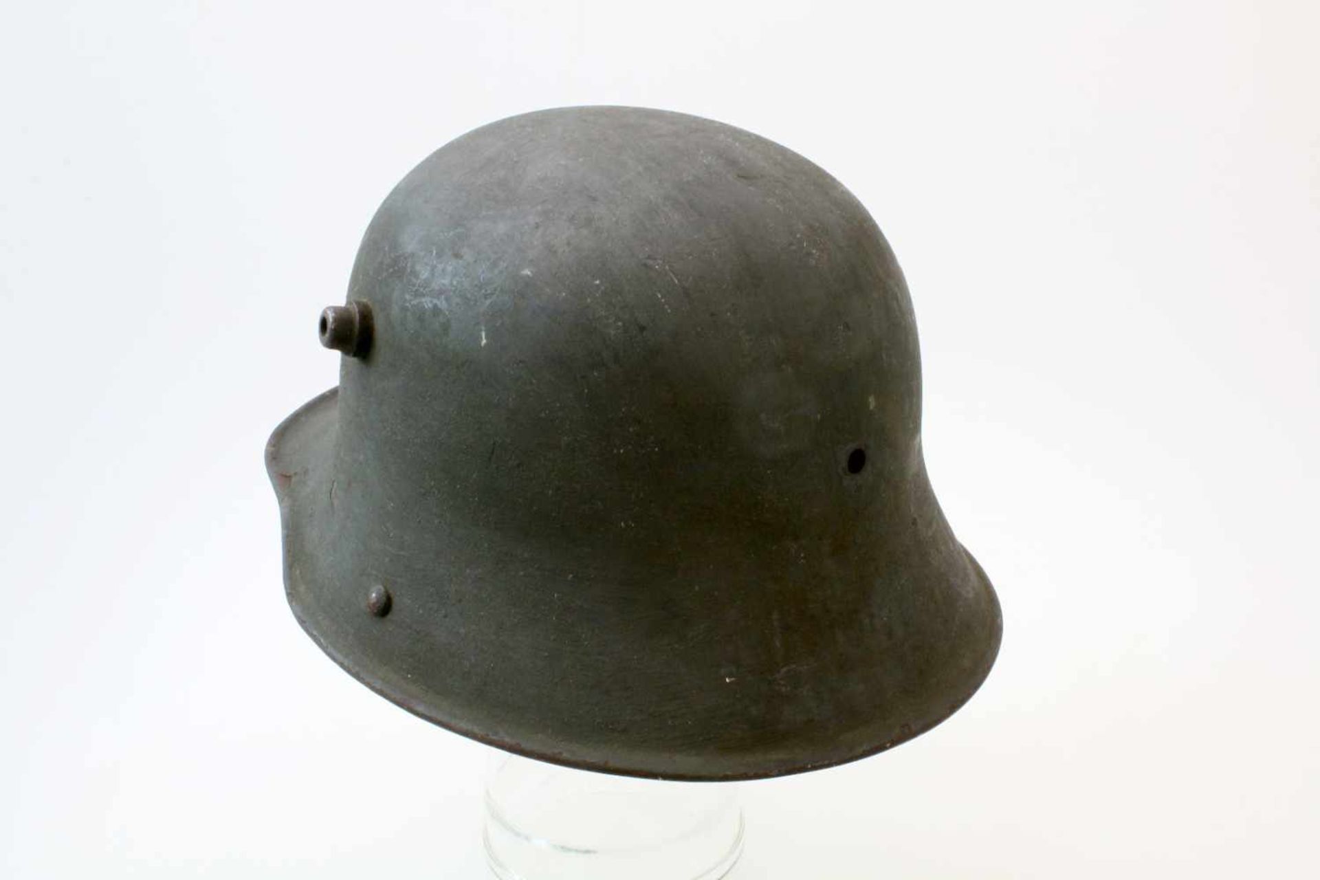 1. Weltkrieg - Stahlhelm M16 Die Helmkalotte mit mattem, feldgrauem Anstrich und nicht zugehöriger - Bild 3 aus 6