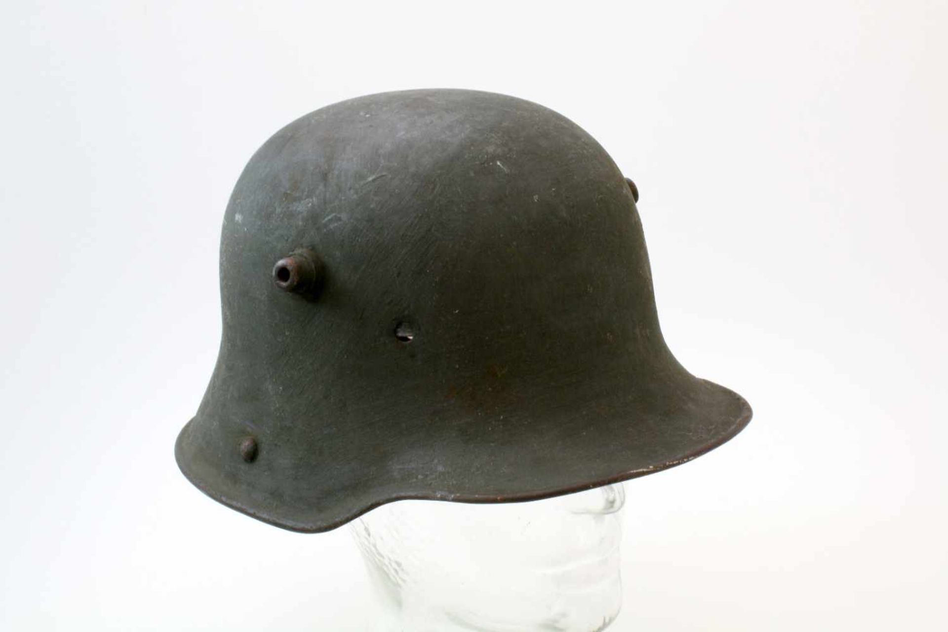1. Weltkrieg - Stahlhelm M16 Die Helmkalotte mit mattem, feldgrauem Anstrich und nicht zugehöriger