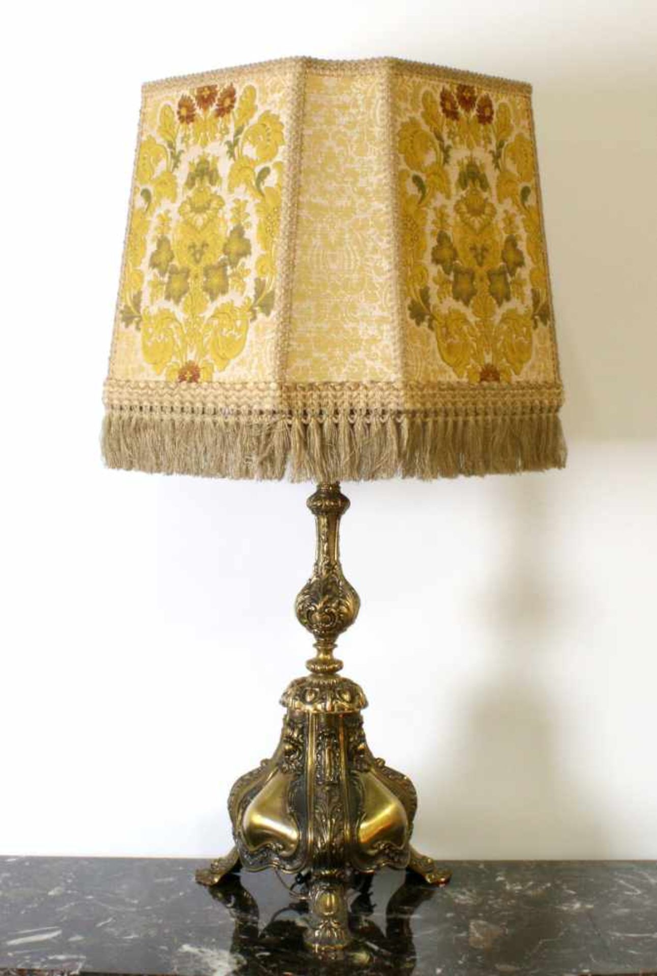 Barocke Messinglampe Eindrucksvolle Lampe im barocken Stil mit reich besticktem, ausladenden - Bild 2 aus 5