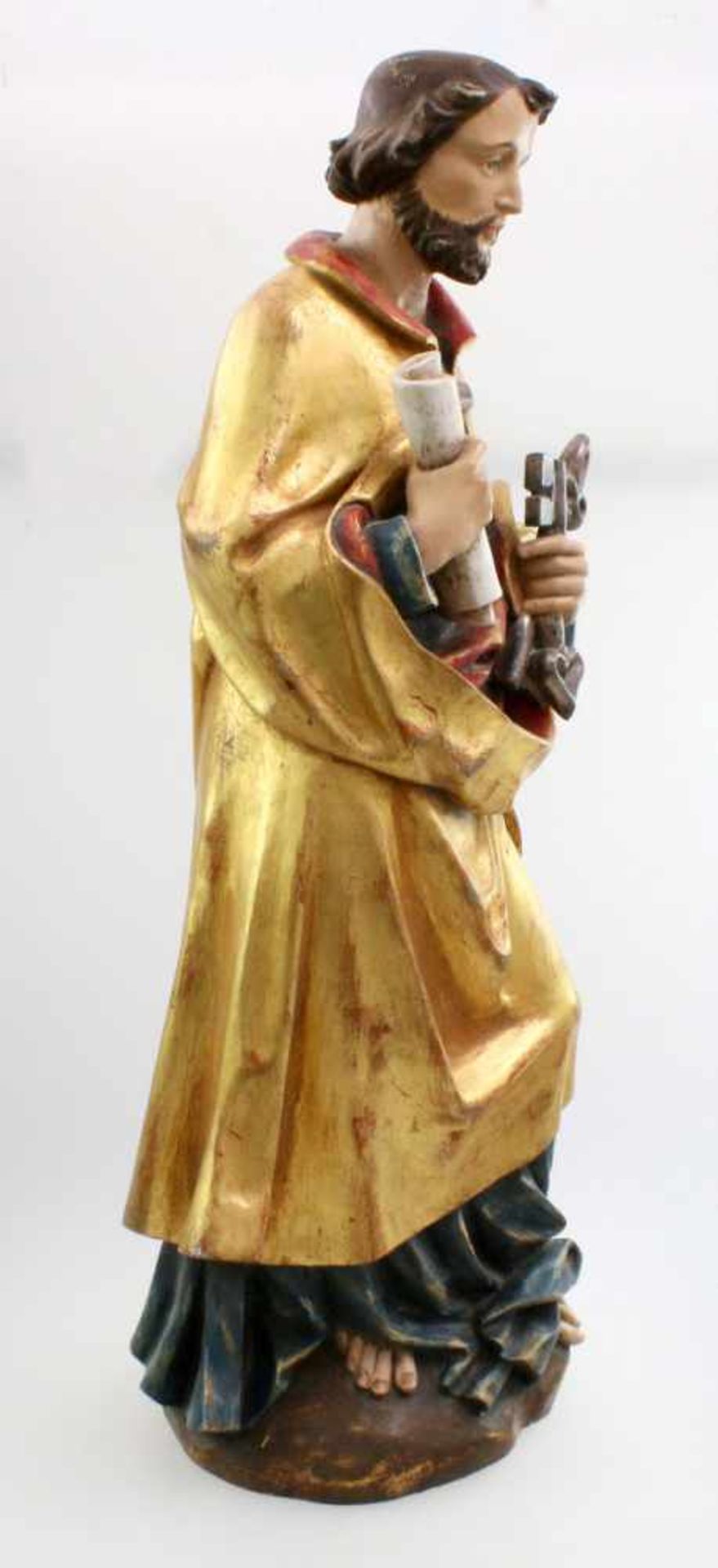 Große Holzfigur - Heiliger Petrus Polychrom- und goldstaffiert, Petrus hält in der linken 2 - Bild 5 aus 6