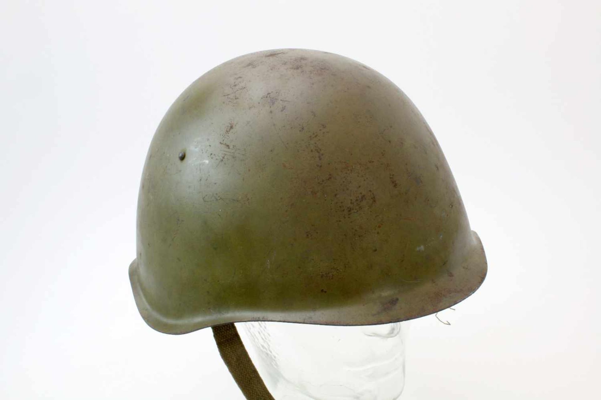 UdSSR / 2. Weltkrieg - Stahlhelm M1940 Grün lackierte Kalotte, Glocke innen gestempelt u.a. "