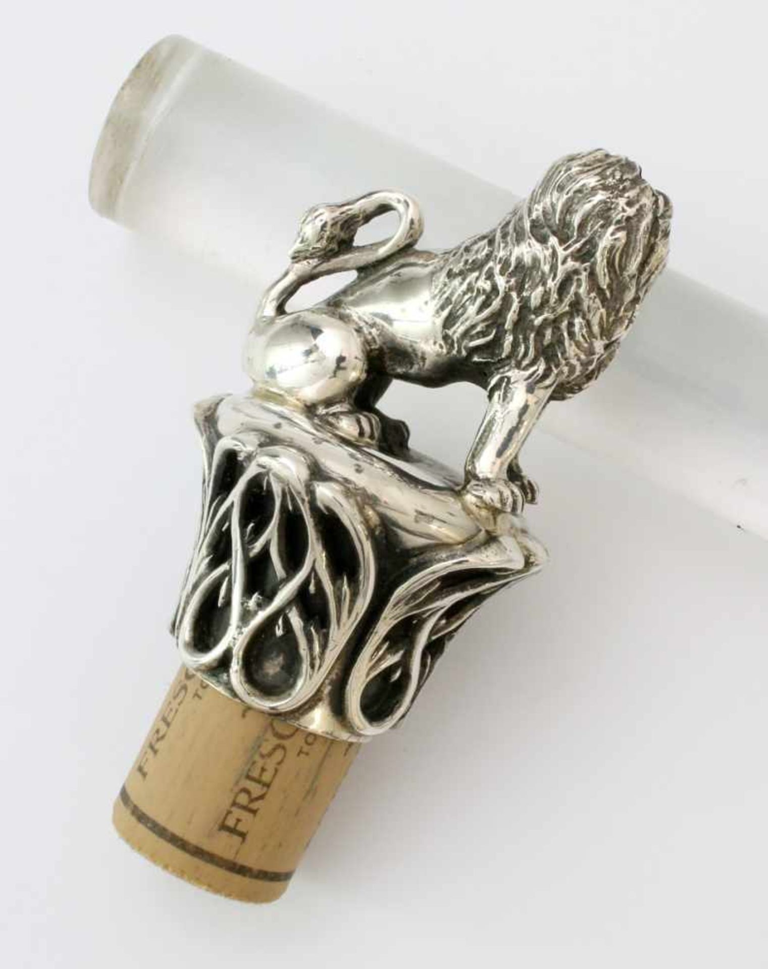 Silberner Flaschenverschluss mit vollplastischem Löwen - um 1900 Silber 800 gest., 2 weitere, - Image 2 of 3