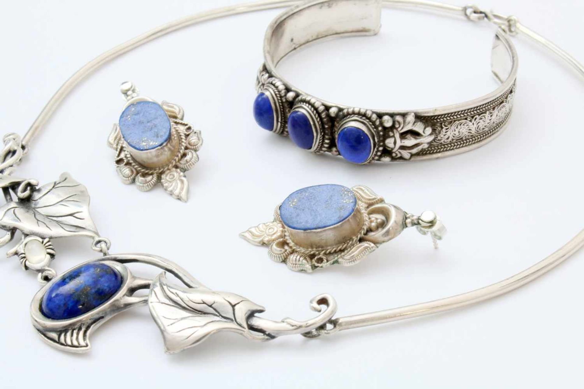 Silberschmuckset mit Lapislazuli - 3-teilig Spangenarmreif besetzt mit 3 Cabouchons, Collier: mittig - Bild 3 aus 3