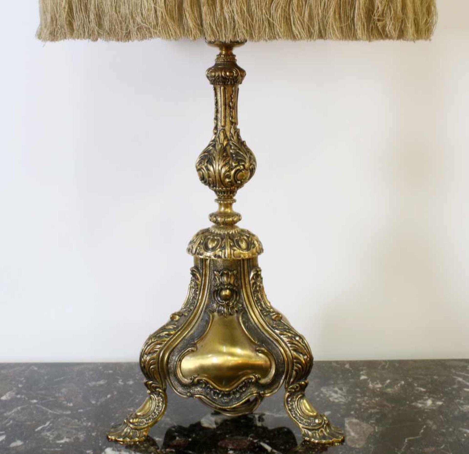 Barocke Messinglampe Eindrucksvolle Lampe im barocken Stil mit reich besticktem, ausladenden - Bild 3 aus 5