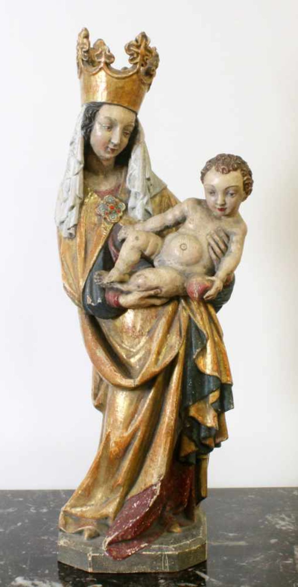 Große Holzfigur - Madonna mit Kind Polychrom- und goldstaffiert. Madonna - Maria, heilige Mutter