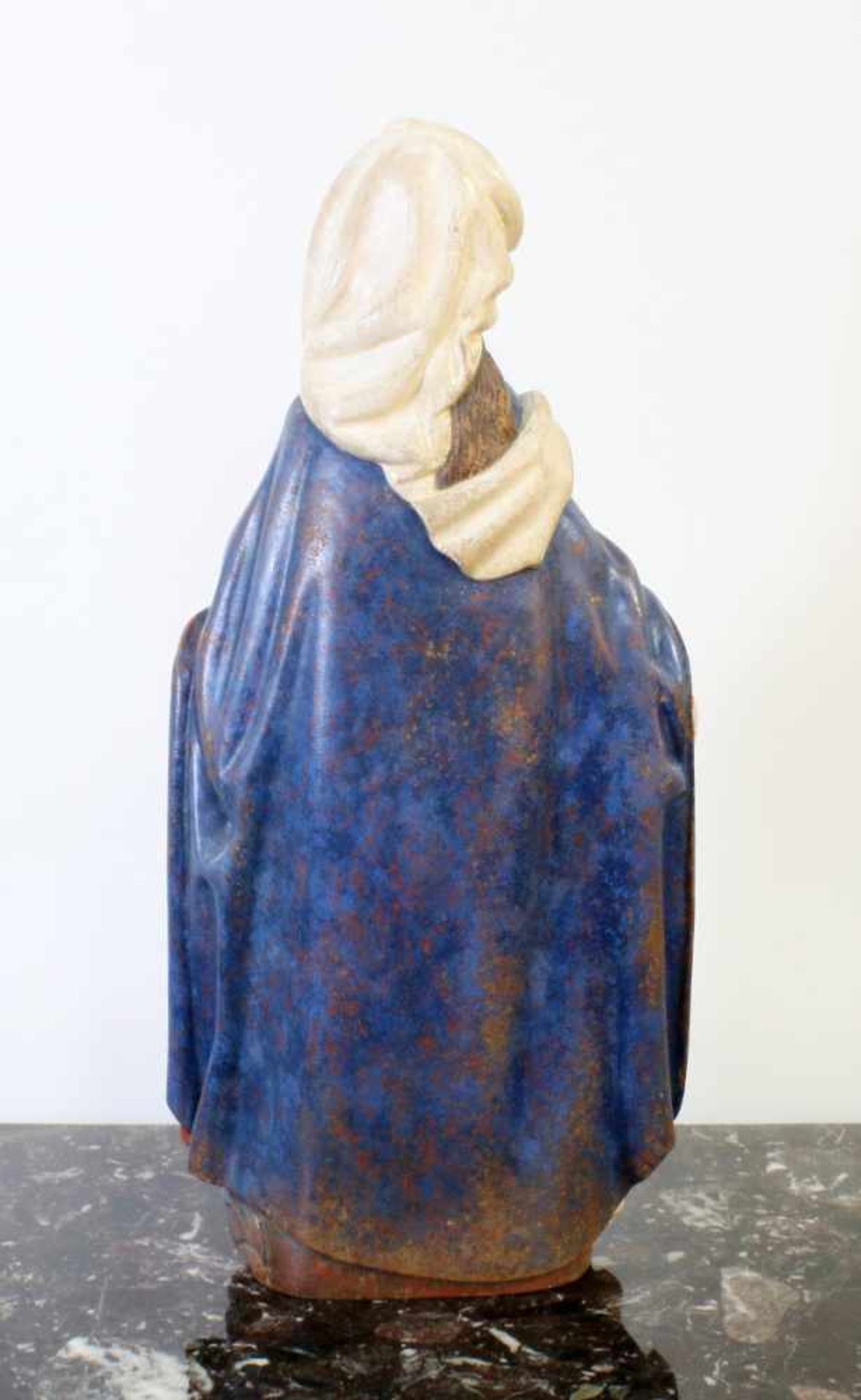 Große Holzfigur - Heilige Maria Schutzmantelmadonna Polychrom- und goldstaffiert. Die - Bild 3 aus 6