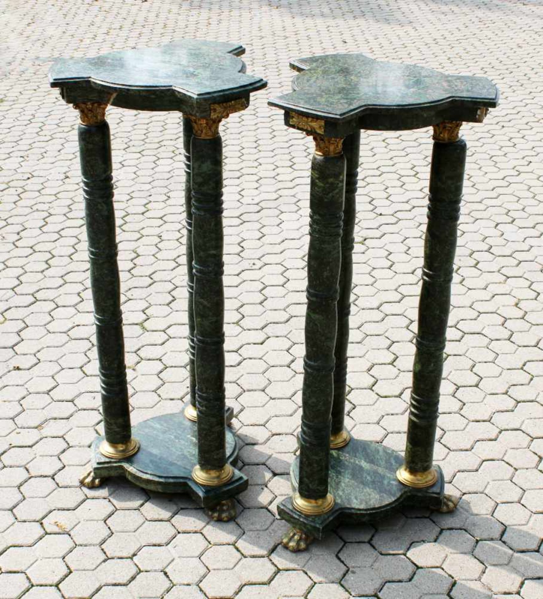 Paar Marmor Dreifach-Säulen Podeste Dreipassige Fuß- und Deckplatte, auf 3 Säulen ruhend, diese an