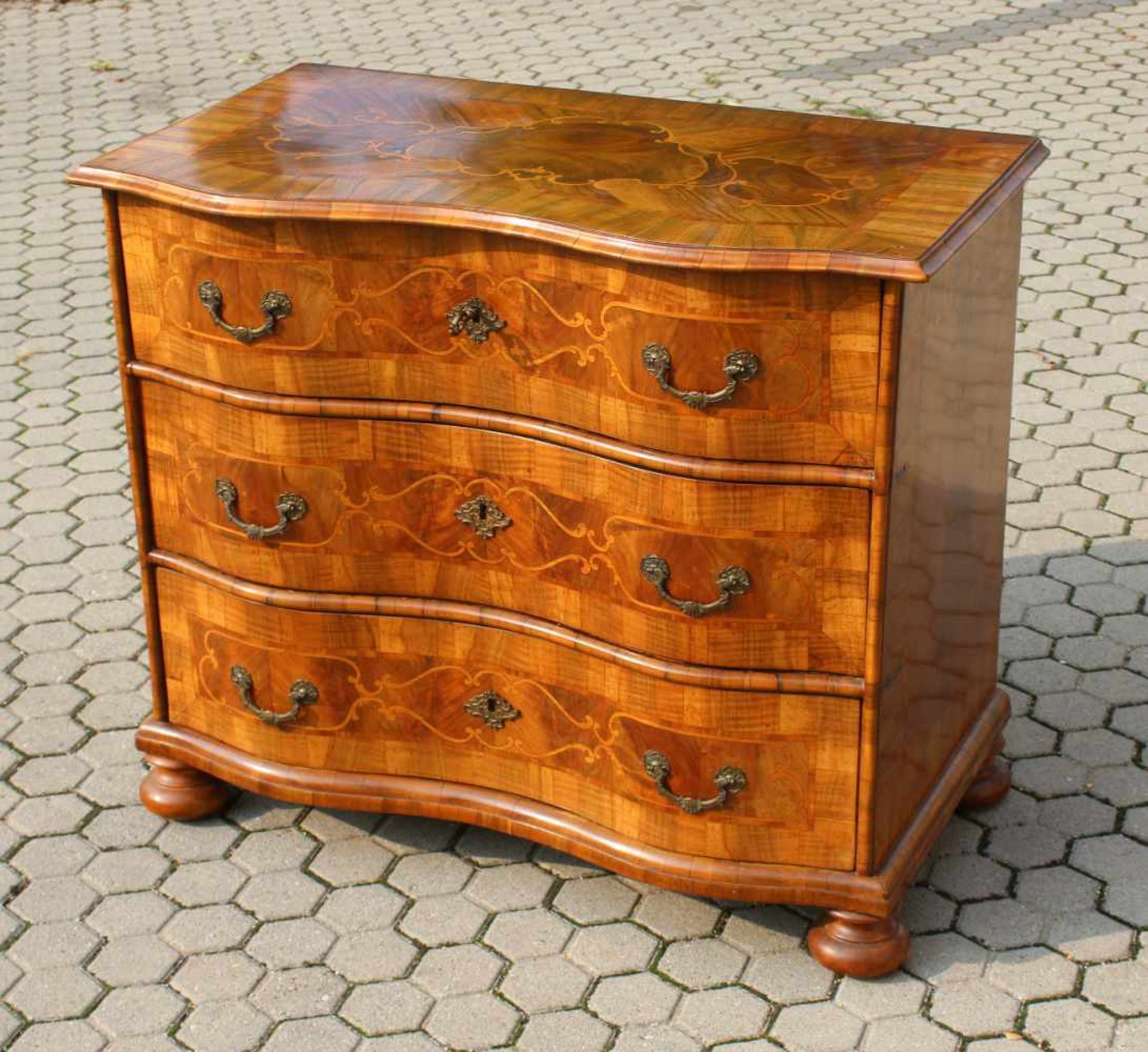 Barock Kommode - um 1760 Geschweifte Front, auf Nadelholz furniert Nussbaum- / Wurzelholz,