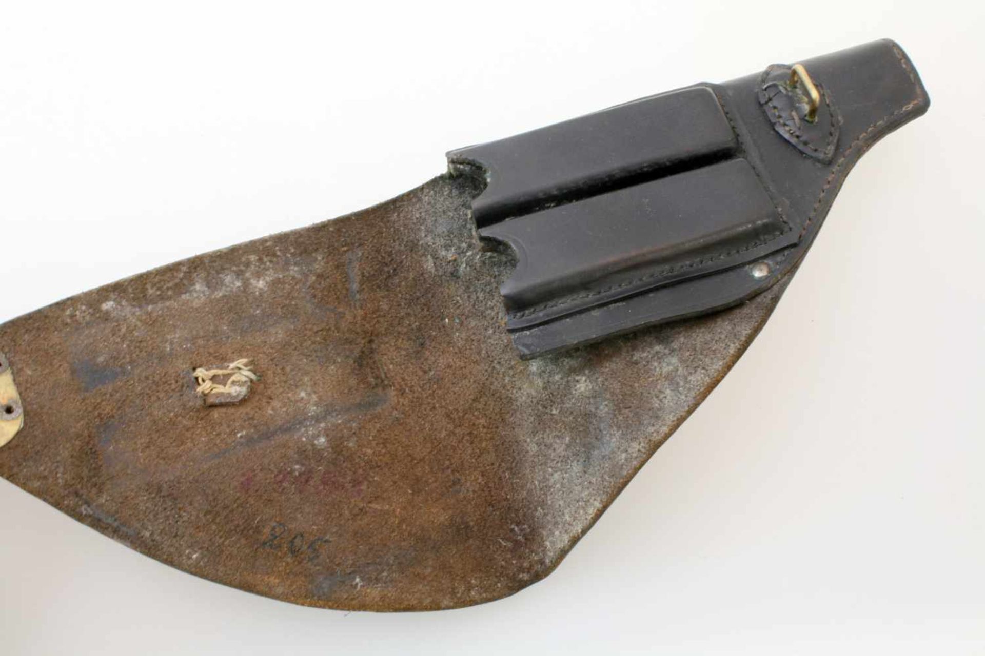 Ungarn - Pistolentasche zur Femaru 37M Tasche aus starkem, geschwärztem Rindsleder, versehen mit - Bild 3 aus 3