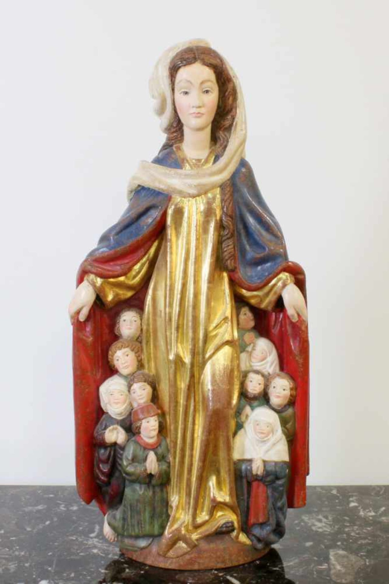 Große Holzfigur - Heilige Maria Schutzmantelmadonna Polychrom- und goldstaffiert. Die