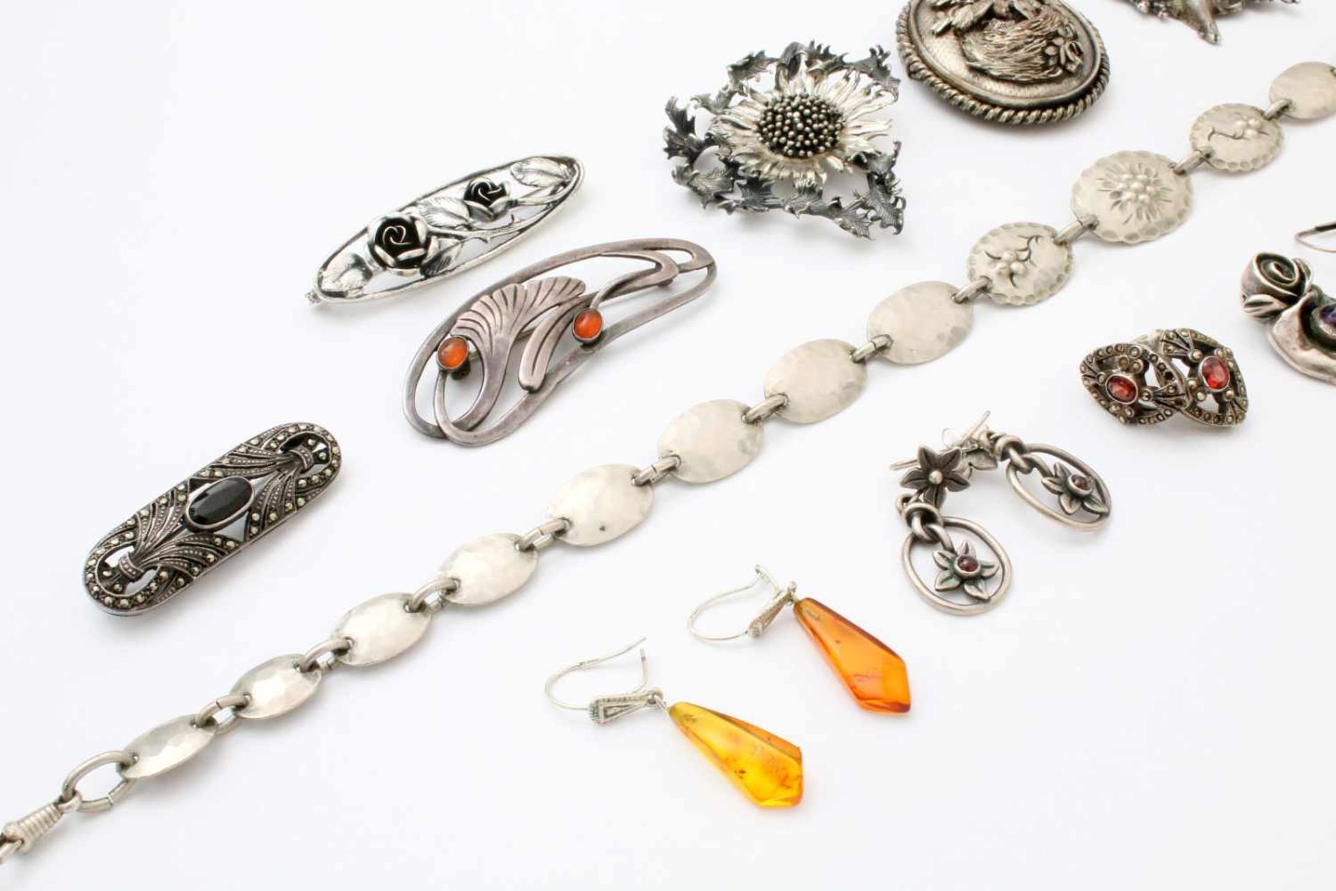 Sammlung Silberschmuck - 20 Teile 7 Broschen, 5 Paar Ohrringe, 1 Ring, 1 Armkette, 1 Anhänger, tw. - Bild 2 aus 4