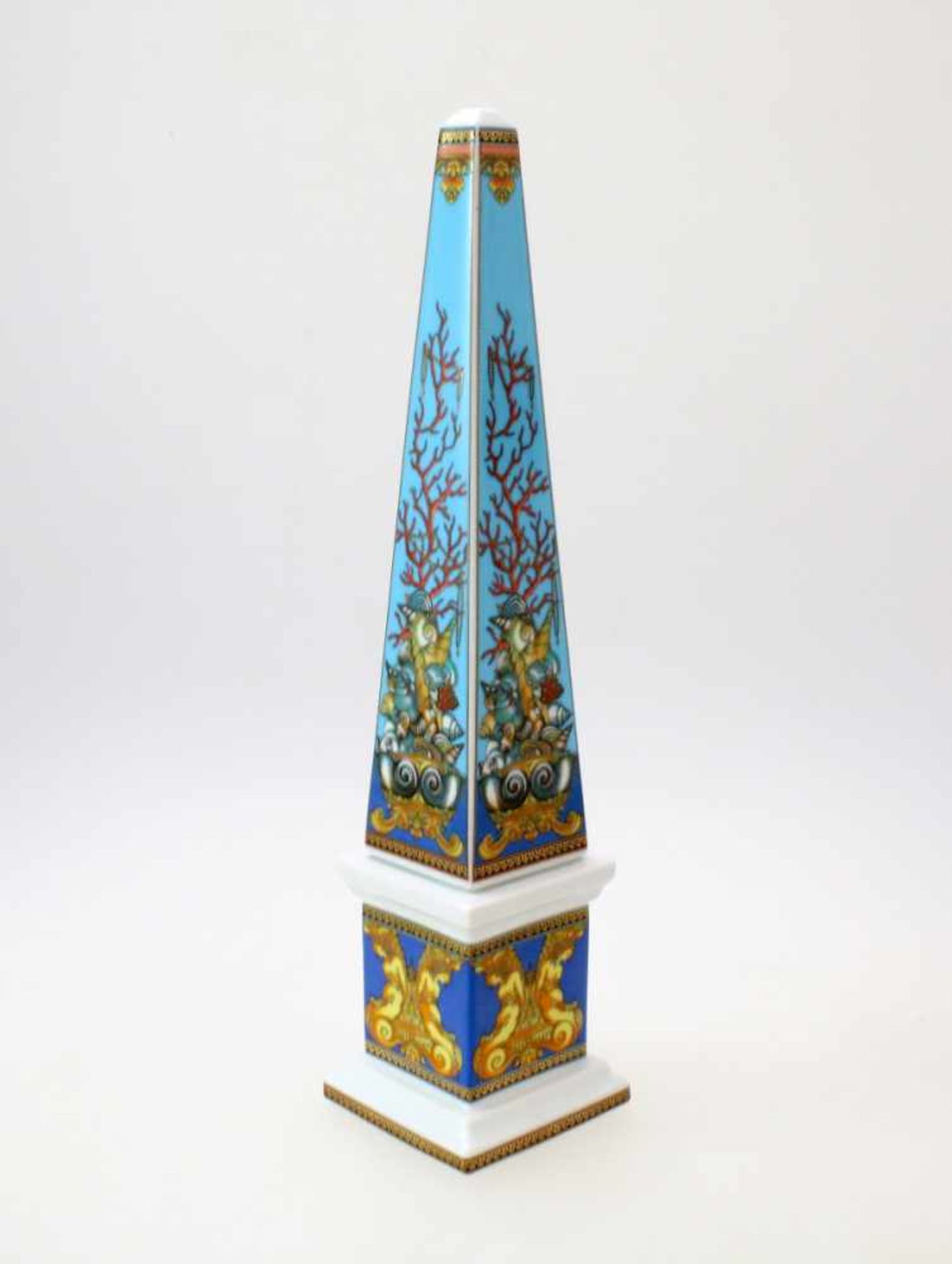Rosenthal Obelisk - Gianni Versace Serie "Les Tresors de la Mer", Modellnr. 4096/2, Vitrinenstück.