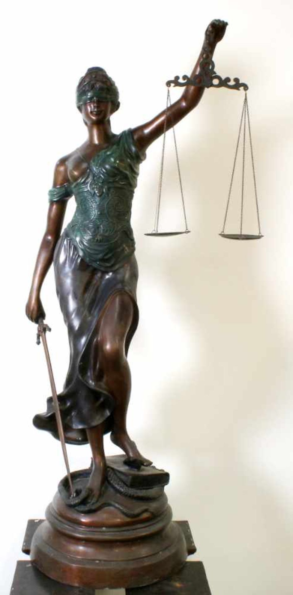 Imposante Bronzeskulptur der Justitia Bronzeguss patiniert, allegorische, sinnliche Darstellung