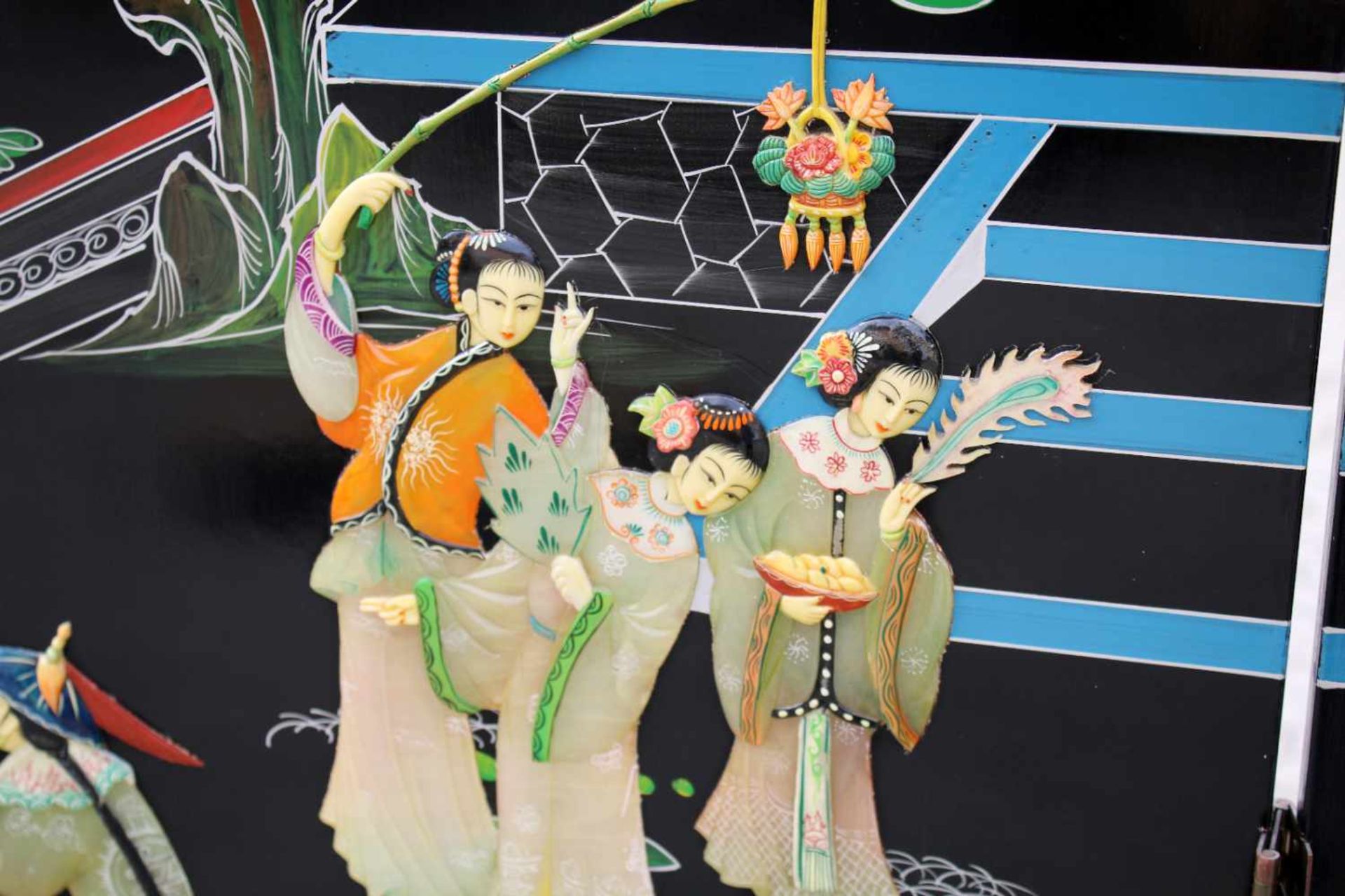 Chinesischer Paravent mit Jadeschnitzereien besetzt Ebonisiertes Holz, 4-teilig, polychrom - Bild 6 aus 6