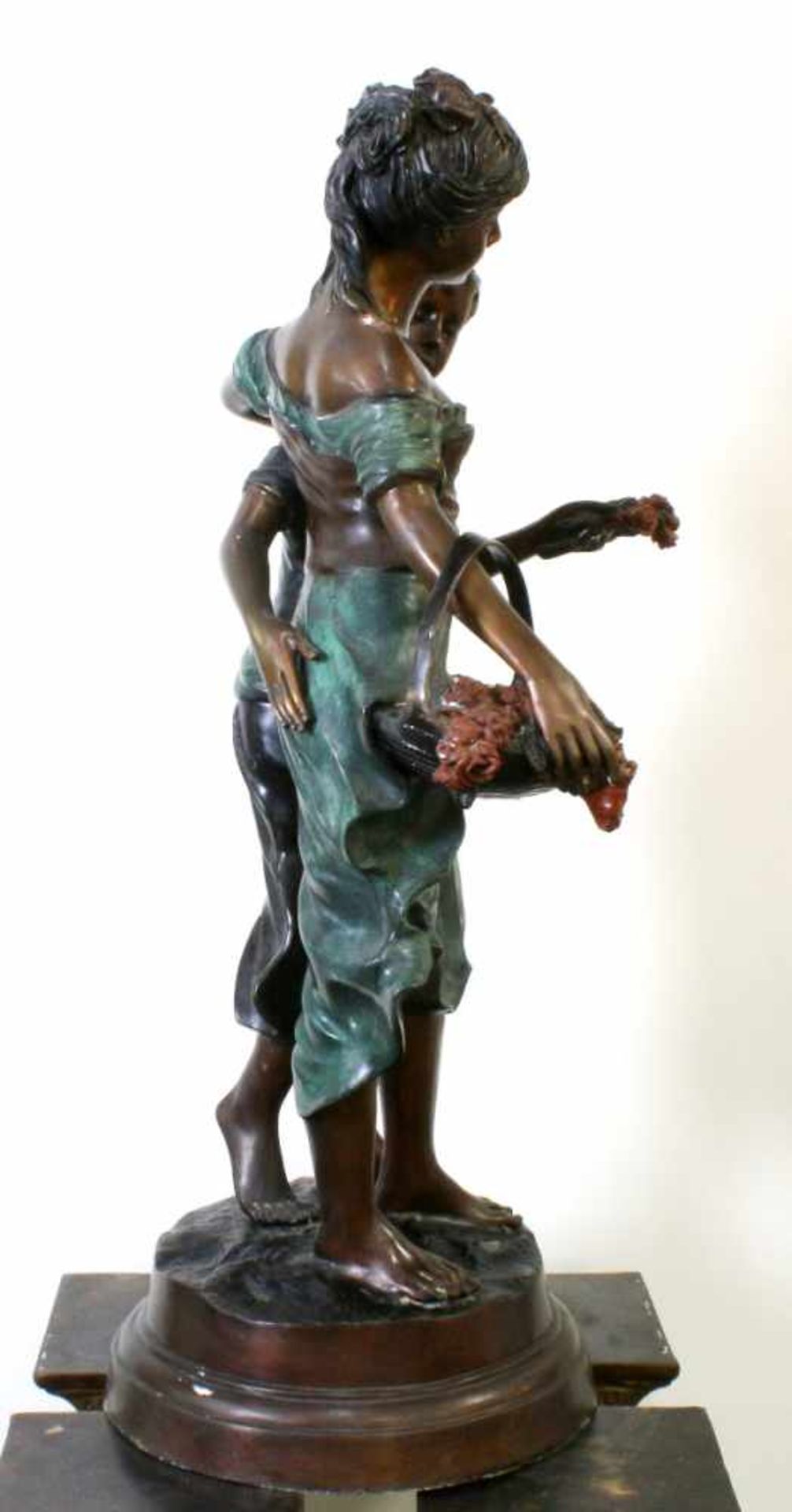 Bronzeskulptur " Zwei Mädchen mit Blumenkorb" Die Skulptur aus Bronze gegossen, patiniert. - Bild 2 aus 6