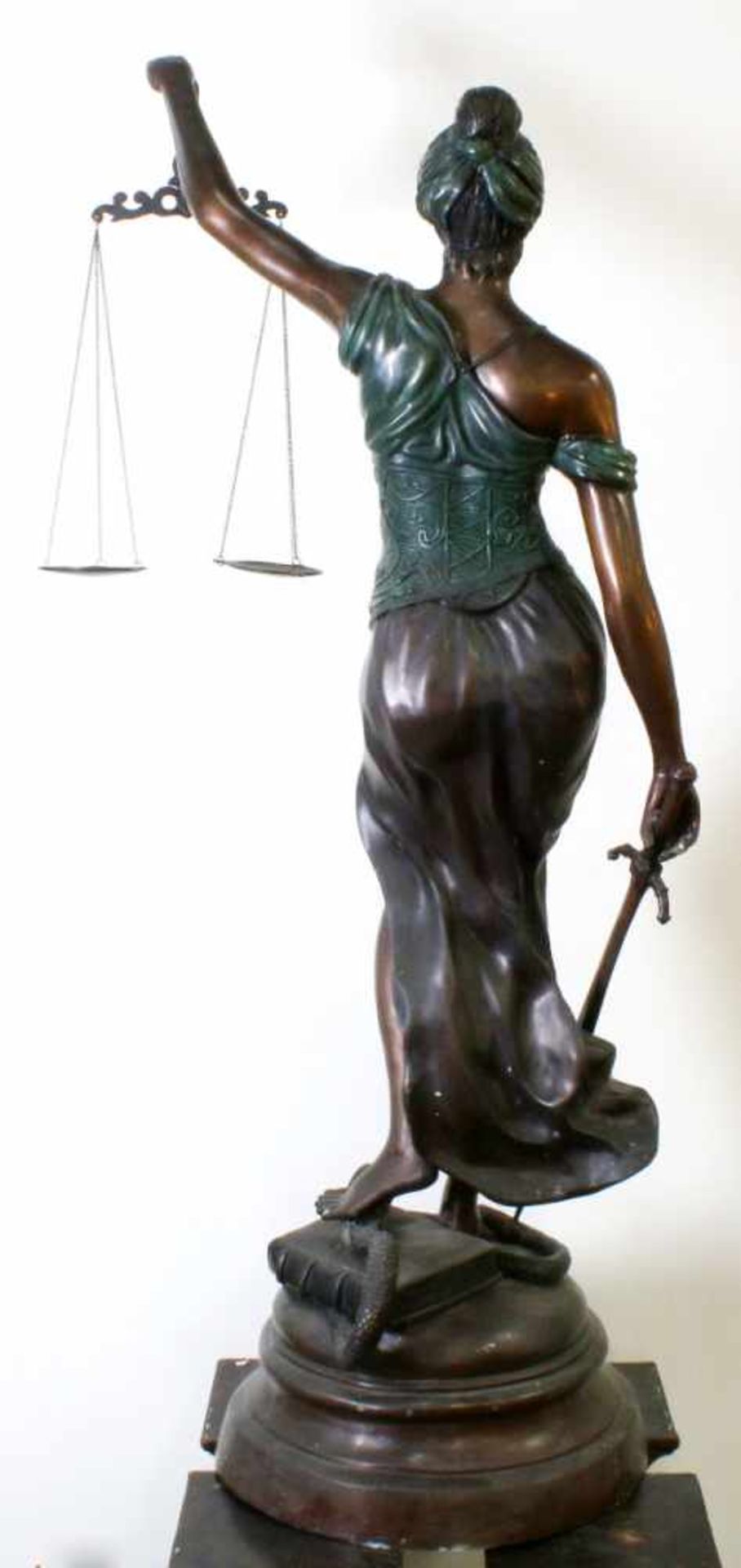 Imposante Bronzeskulptur der Justitia Bronzeguss patiniert, allegorische, sinnliche Darstellung - Bild 3 aus 8