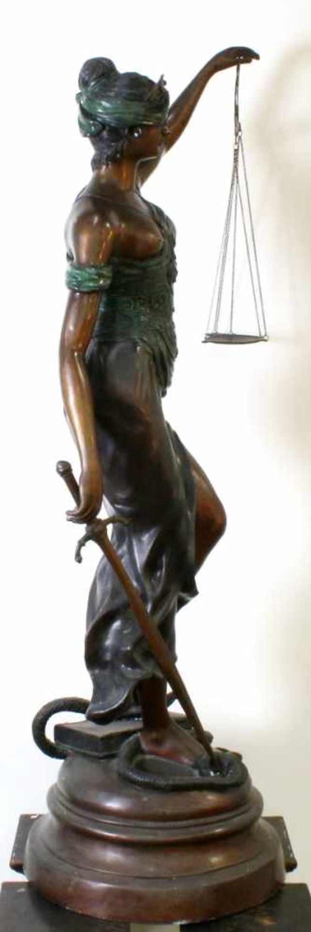 Imposante Bronzeskulptur der Justitia Bronzeguss patiniert, allegorische, sinnliche Darstellung - Bild 2 aus 8