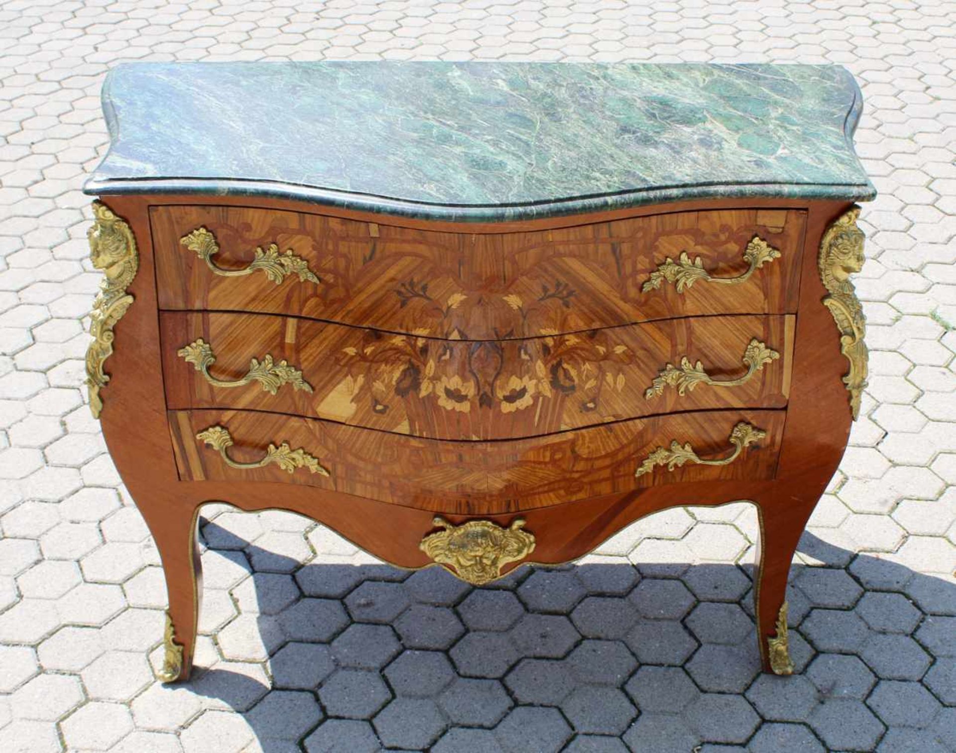 Barock Kommode Korpus Nussbaum, Nussbaum furniert. Im Stil der Zeit um 1750 gearbeitet. 3 - Bild 2 aus 7