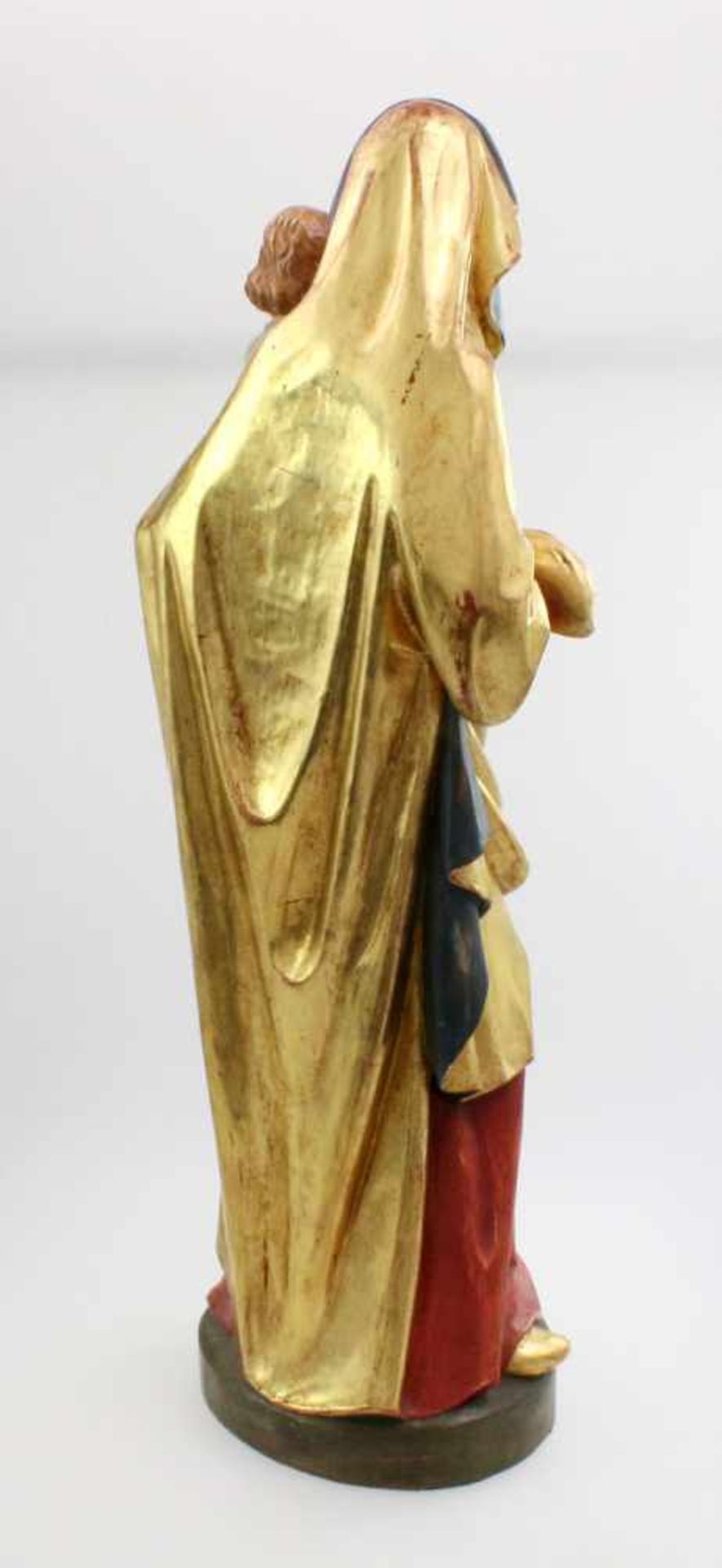 Große Holzfigur - Madonna mit Kind Polychrom- und goldstaffiert, Gottesmutter hält Jesuskind in - Bild 3 aus 6