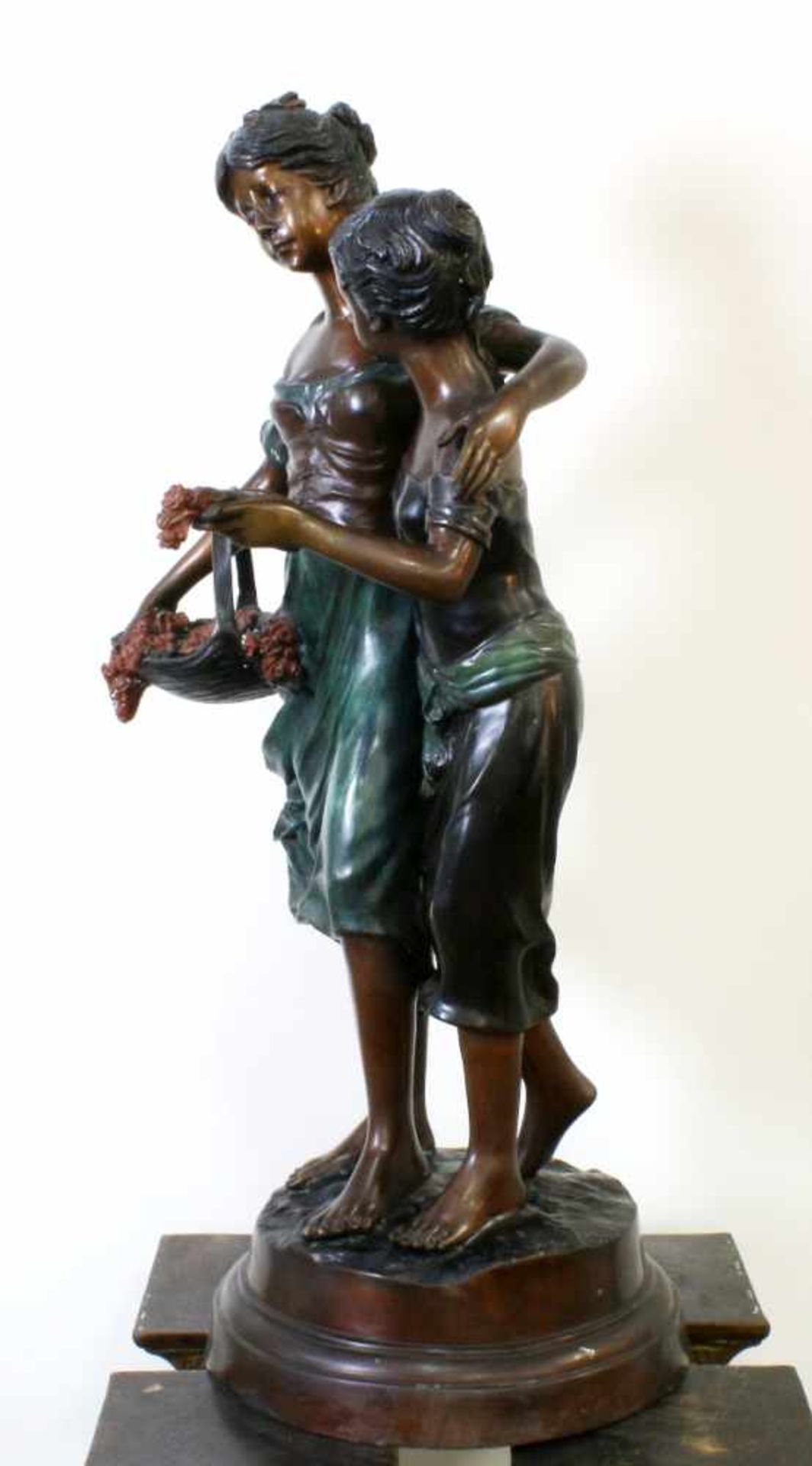 Bronzeskulptur " Zwei Mädchen mit Blumenkorb" Die Skulptur aus Bronze gegossen, patiniert. - Bild 4 aus 6