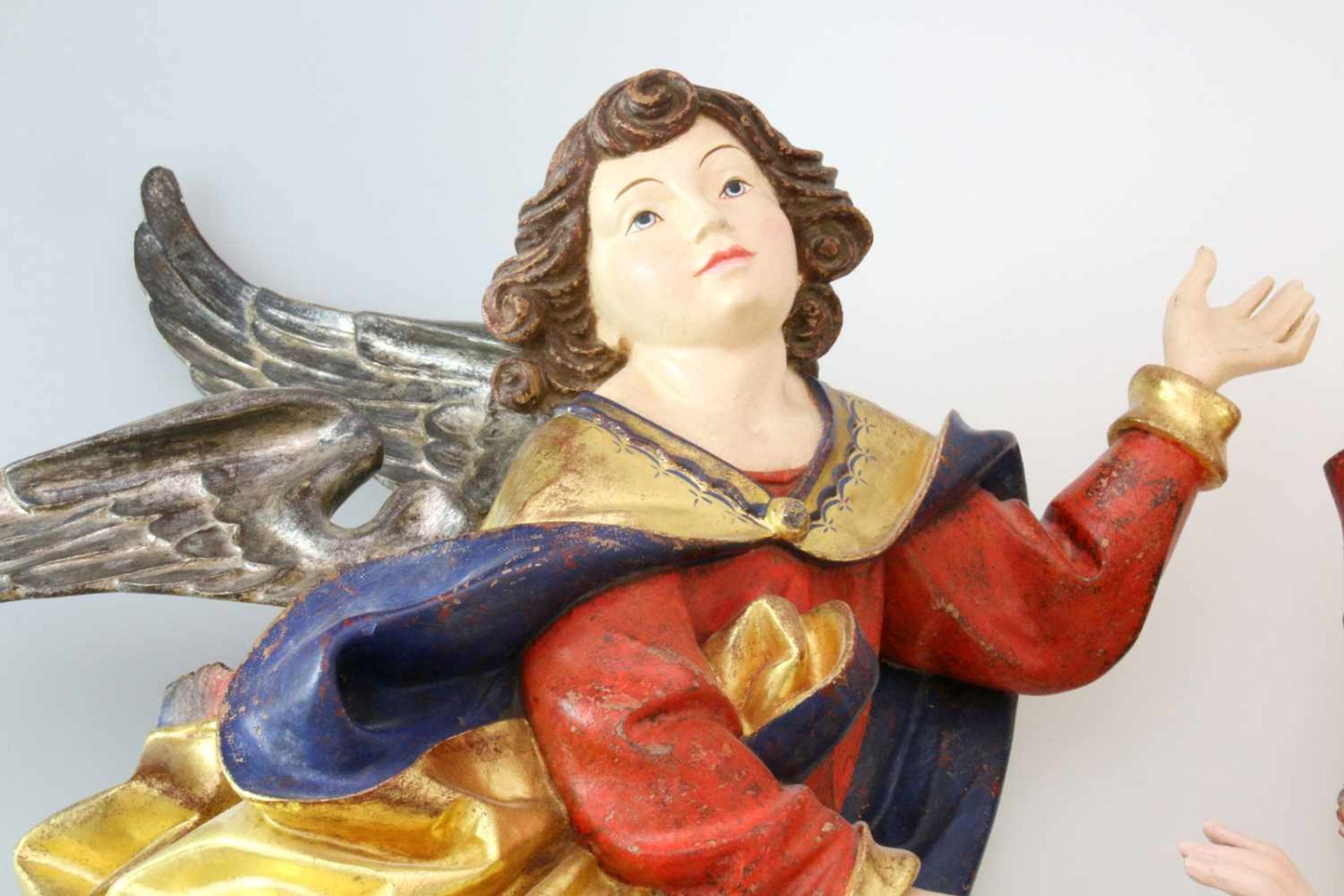 Paar Riemenschneider Engel Polychrom- und goldstaffiert. Engelpaar für Wandmontage, sehr feine, - Bild 2 aus 4