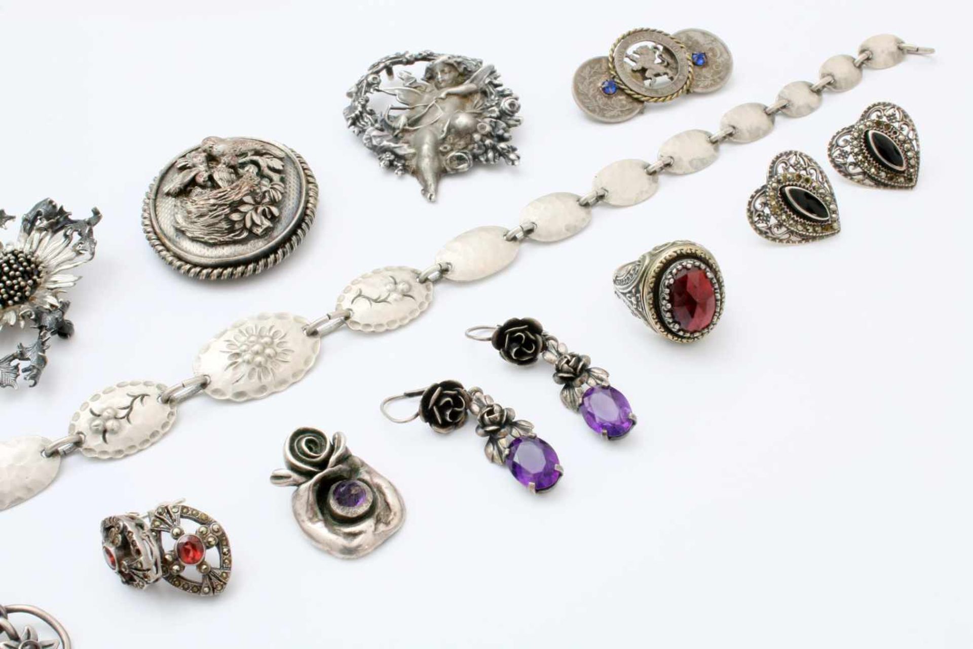 Sammlung Silberschmuck - 20 Teile 7 Broschen, 5 Paar Ohrringe, 1 Ring, 1 Armkette, 1 Anhänger, tw. - Bild 3 aus 4