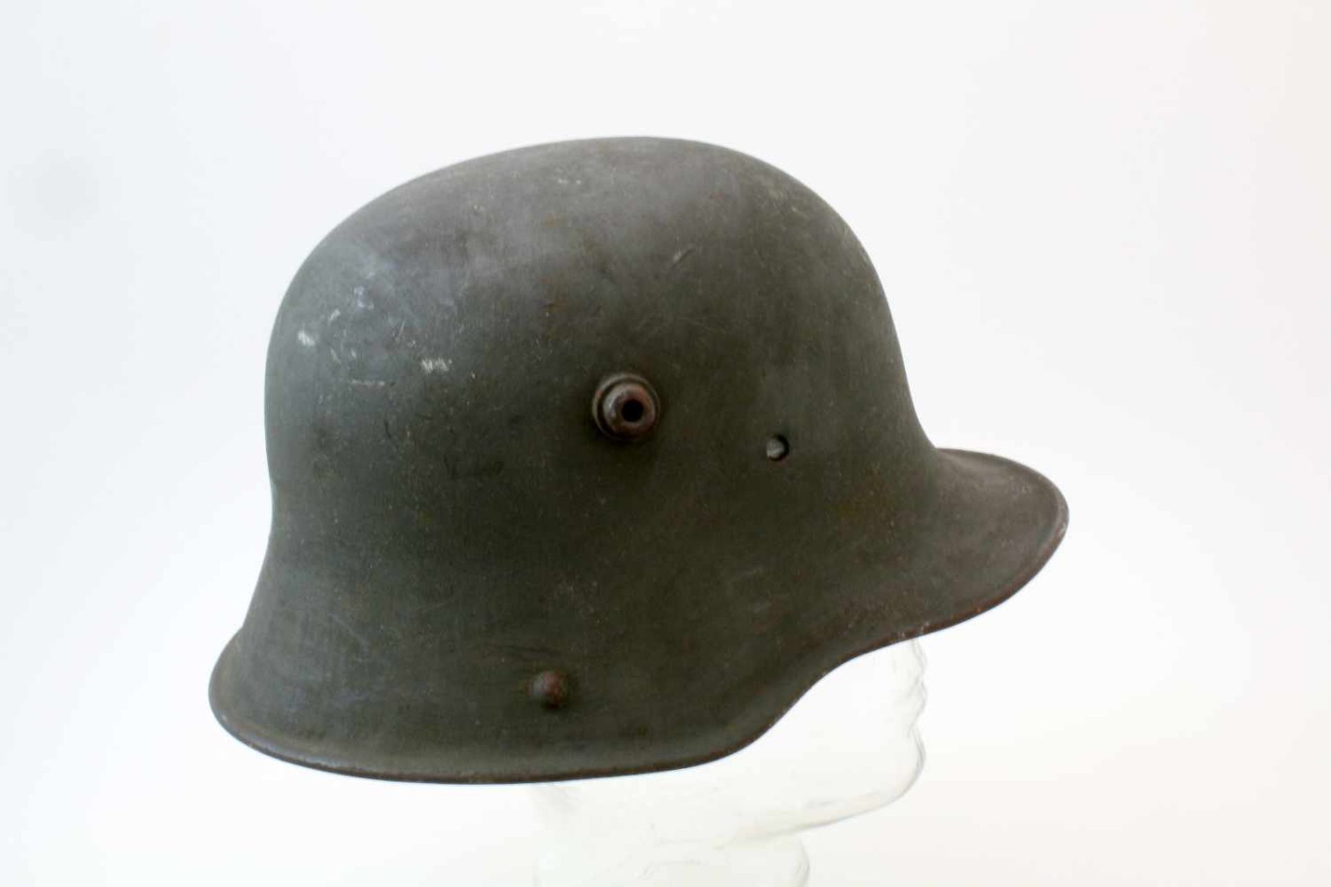 1. Weltkrieg - Stahlhelm M16 Die Helmkalotte mit mattem, feldgrauem Anstrich und nicht zugehöriger - Bild 2 aus 6