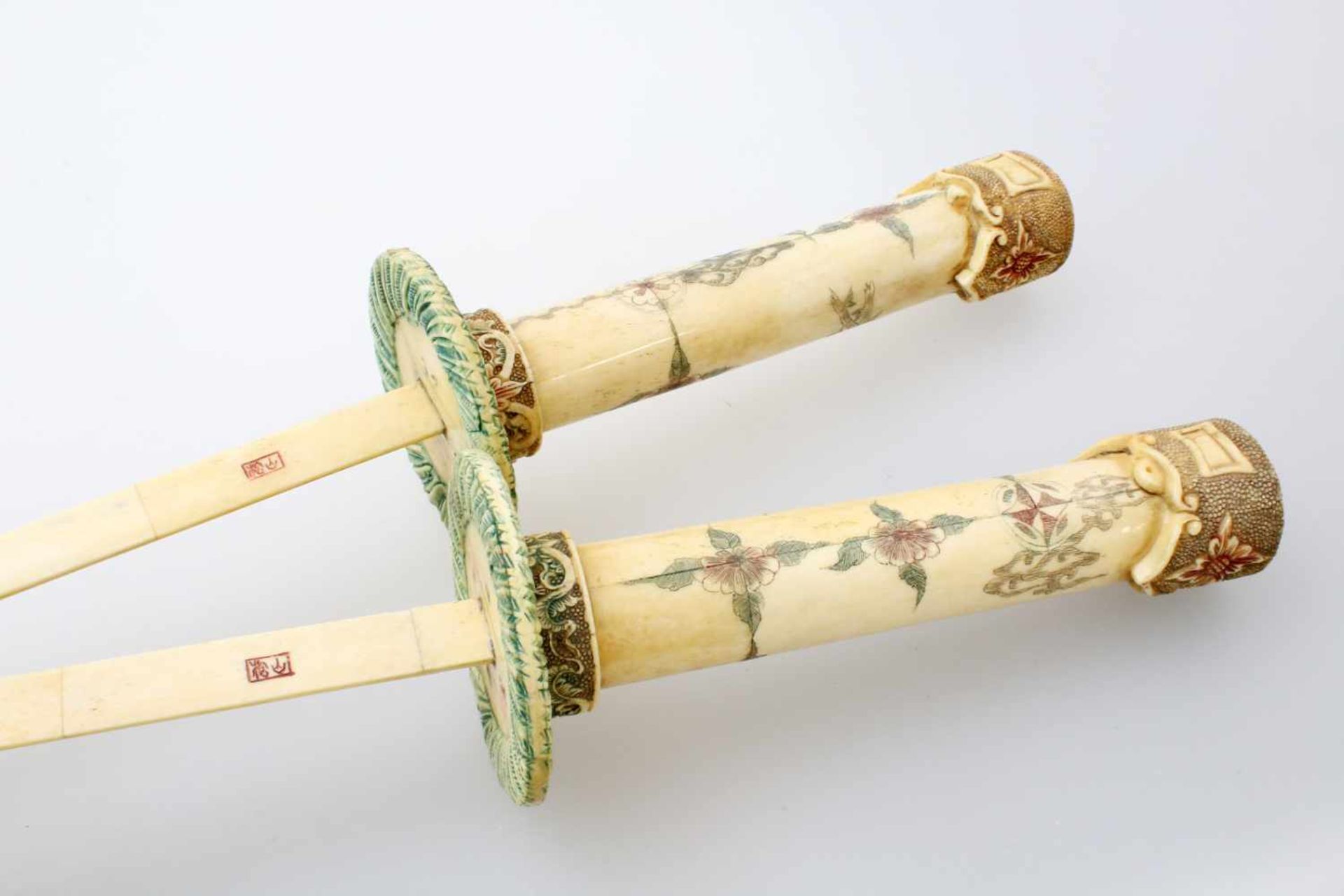 China - 2 "Dao" Schwerter mit Schwertständer Die Schwerter, Schwertscheiden, Klingen aus - Image 6 of 7