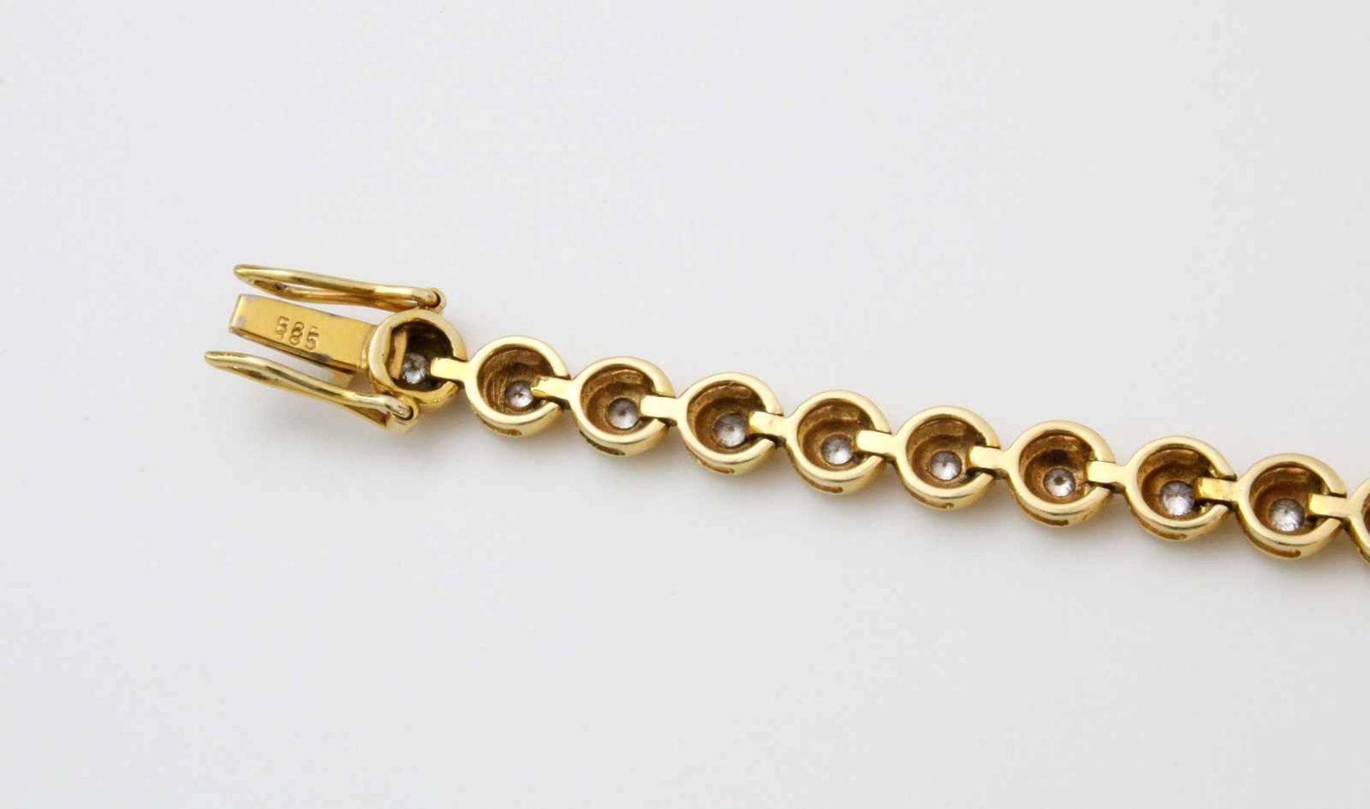 Gelbgold - Tennisarmband mit 36 Brillanten GG 585, zus. ca. 1 ct. Brillanten. Länge: 20 cm, Gewicht: - Bild 4 aus 4