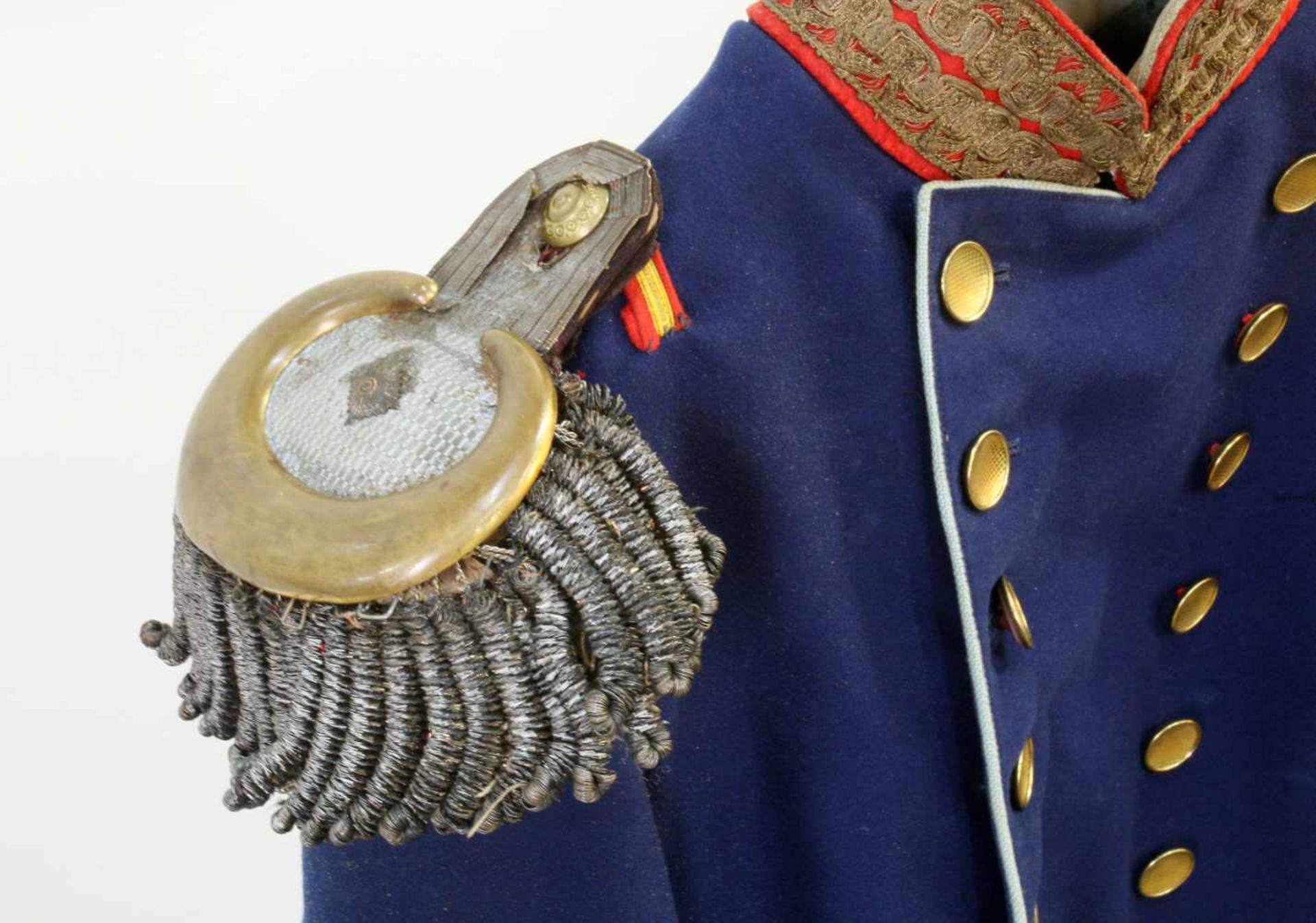 Uniformrock eines militärischen Beamten 1. Hälfte 19. Jahrhundert Aus dunkelblaum Tuch, hellblaues - Bild 3 aus 6