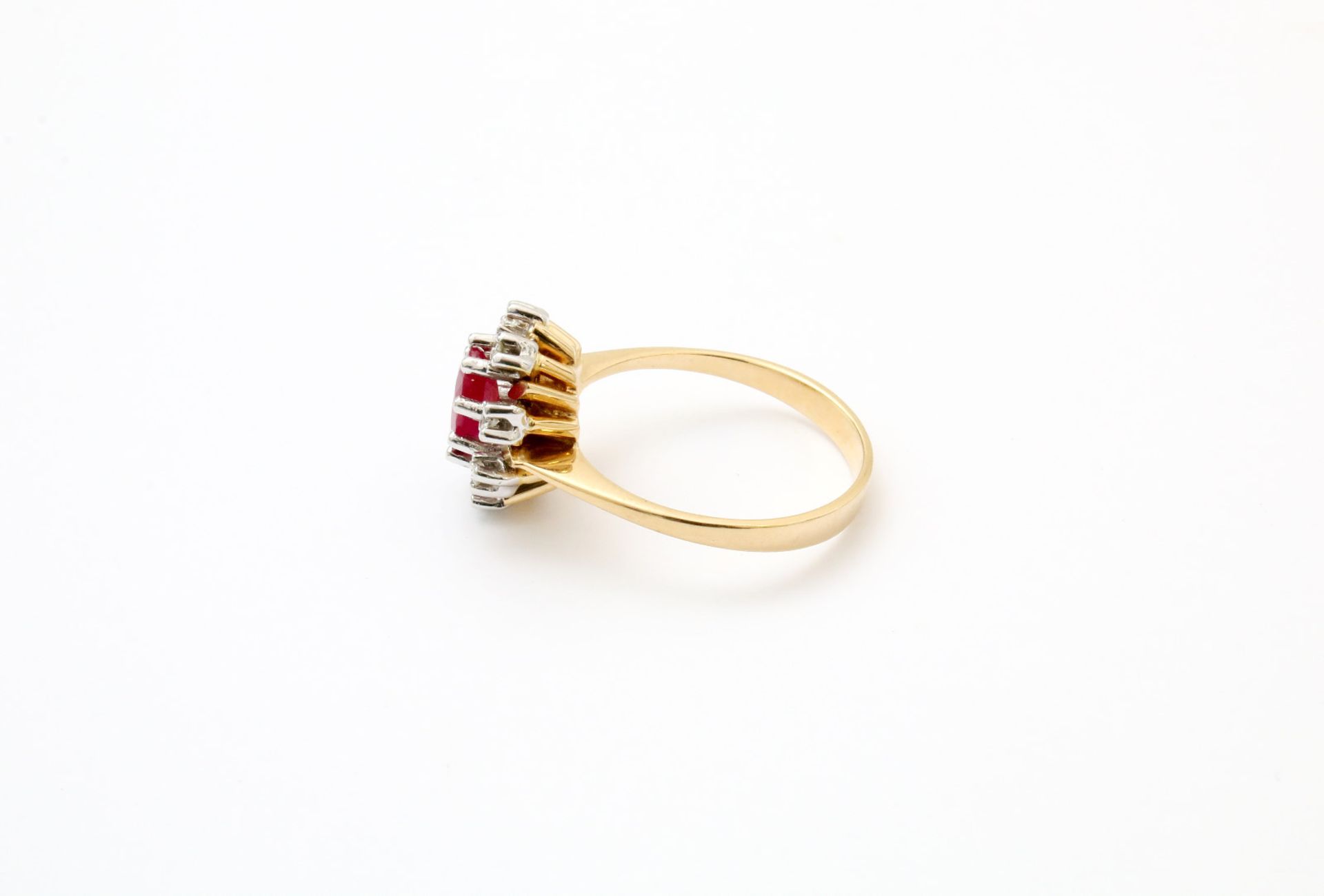 Gelbgold - Ring mit Brillanten und Rubin GG 585, besetzt mit 8 Brillanten und mittig ovalem Rubin (7 - Bild 5 aus 6