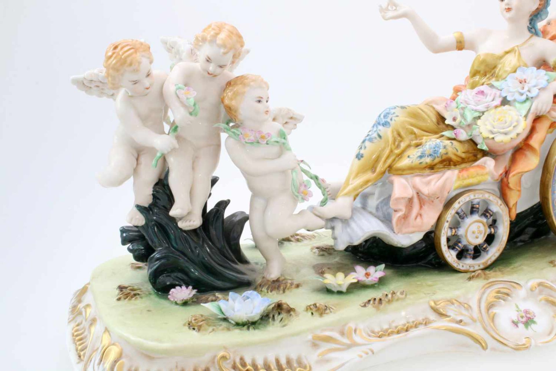 "Venus im Wagen" - unbekannte Manufaktur Große Figurengruppe, Venus mit Blumen im Wagen sitzend, - Bild 4 aus 12