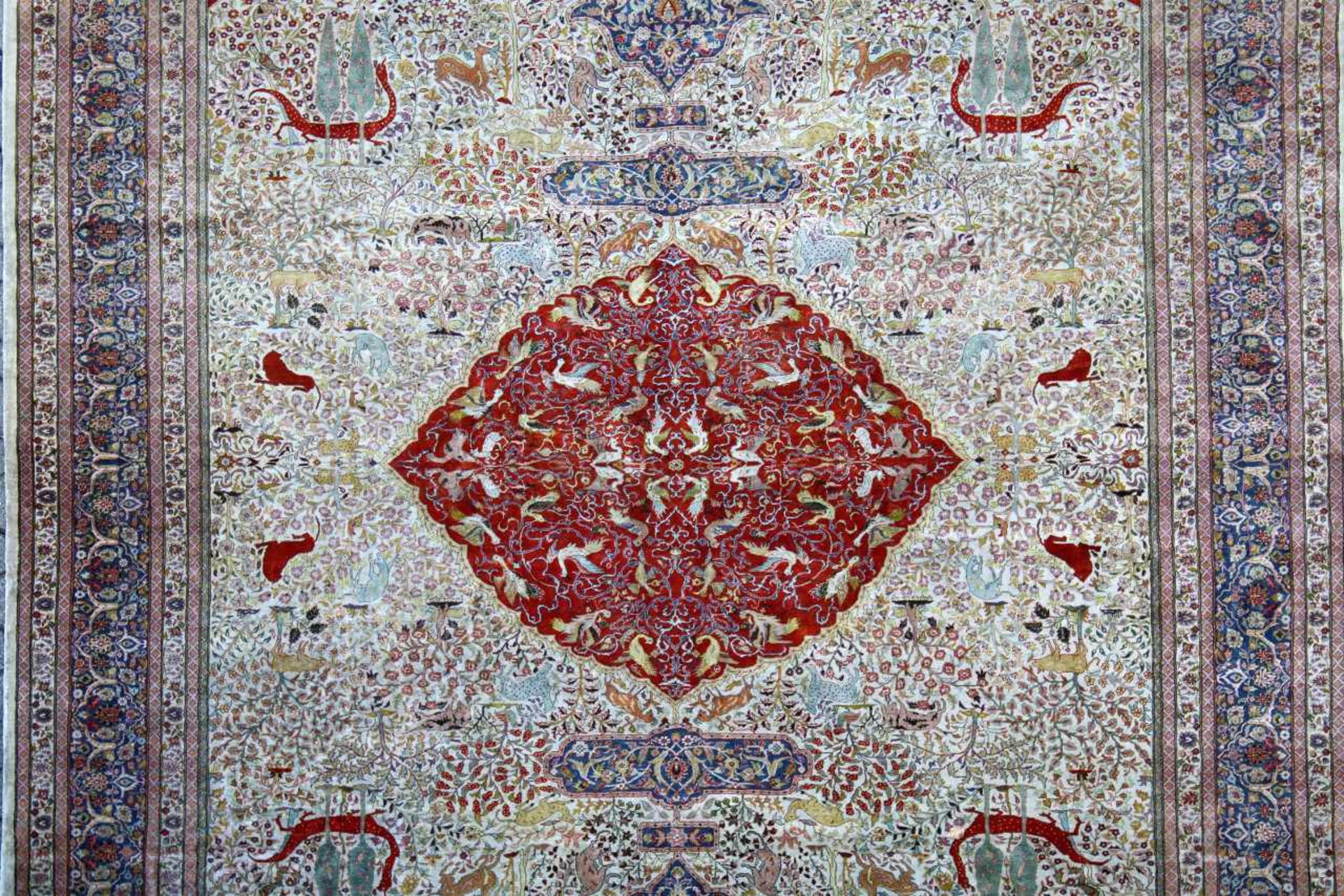 Seidenteppich HerekeBeige- und Rottöne, reiche Zier an Tieren und floralen Elementen, mittig - Bild 3 aus 3