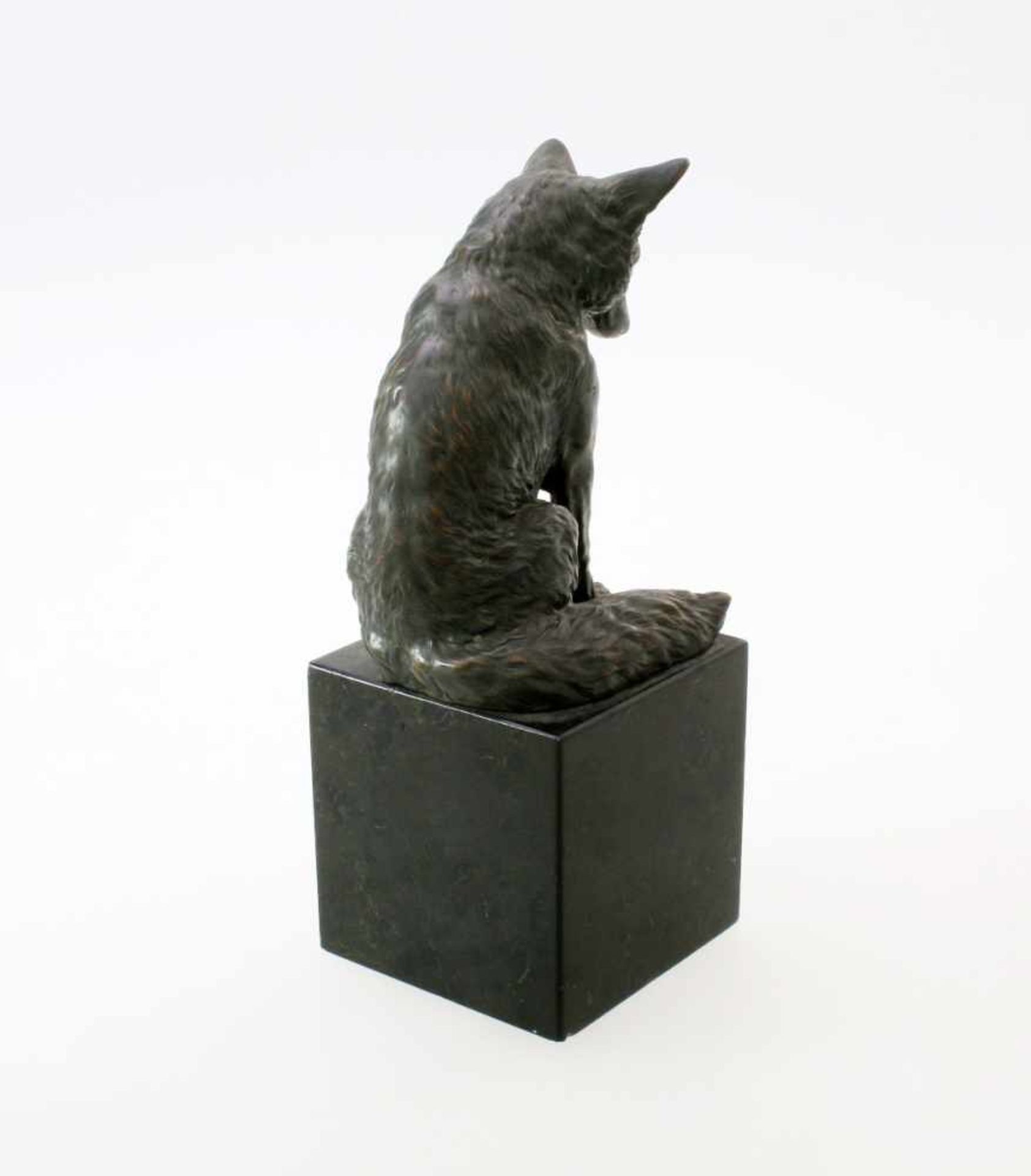 Bronzeskulptur "Sitzender Wolf" - um 1900Fein gearbeiteter Wolf, auf schwarzem Marmorsockel, - Bild 3 aus 3