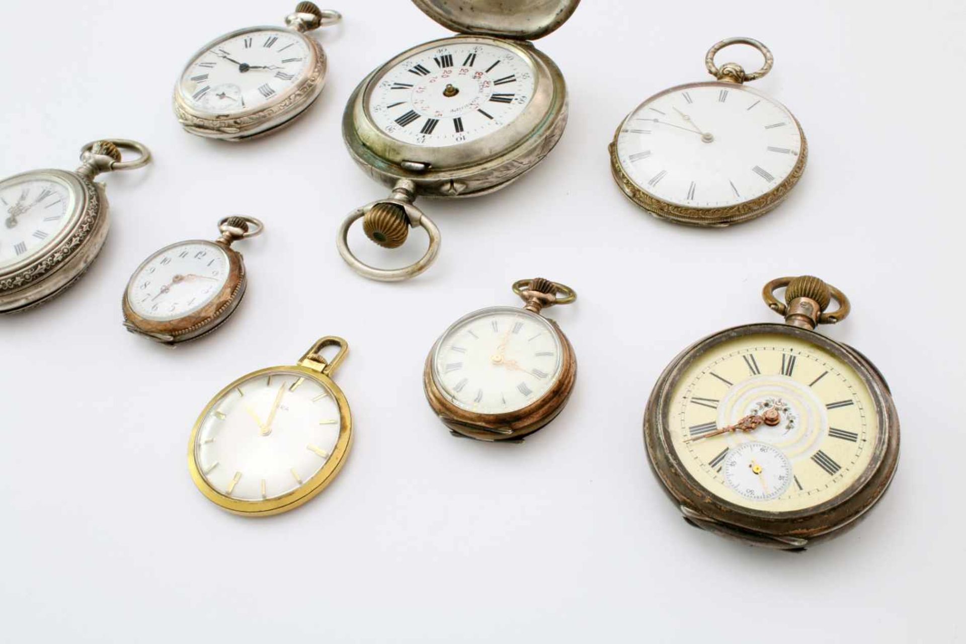 Konvolut Taschenuhren2 Damen-Taschenuhren, Silber, defekt, Ersatzteilträger; Damen-Halsuhr, - Bild 2 aus 3